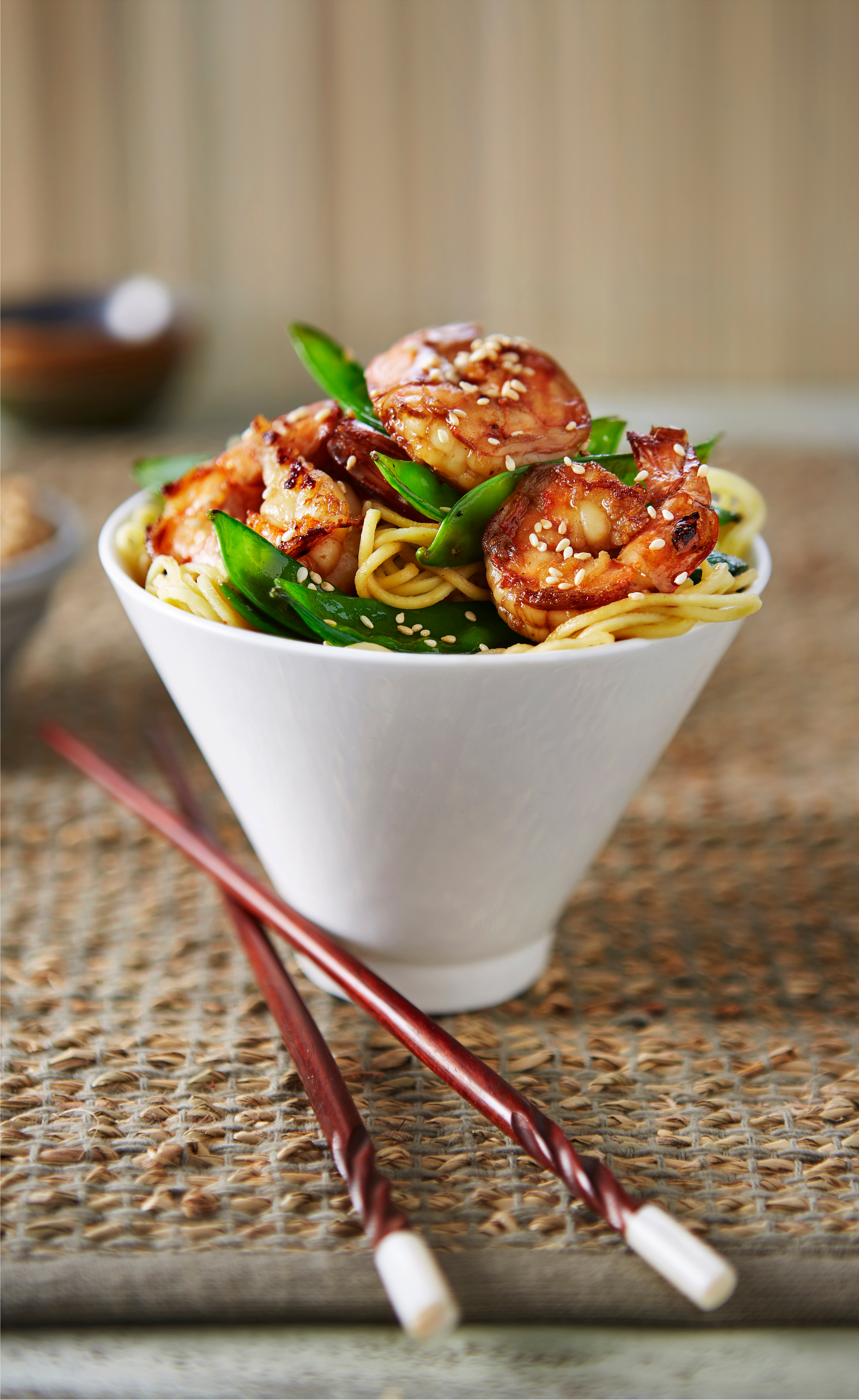 Ketjapnoedels met peultjes en garnalen