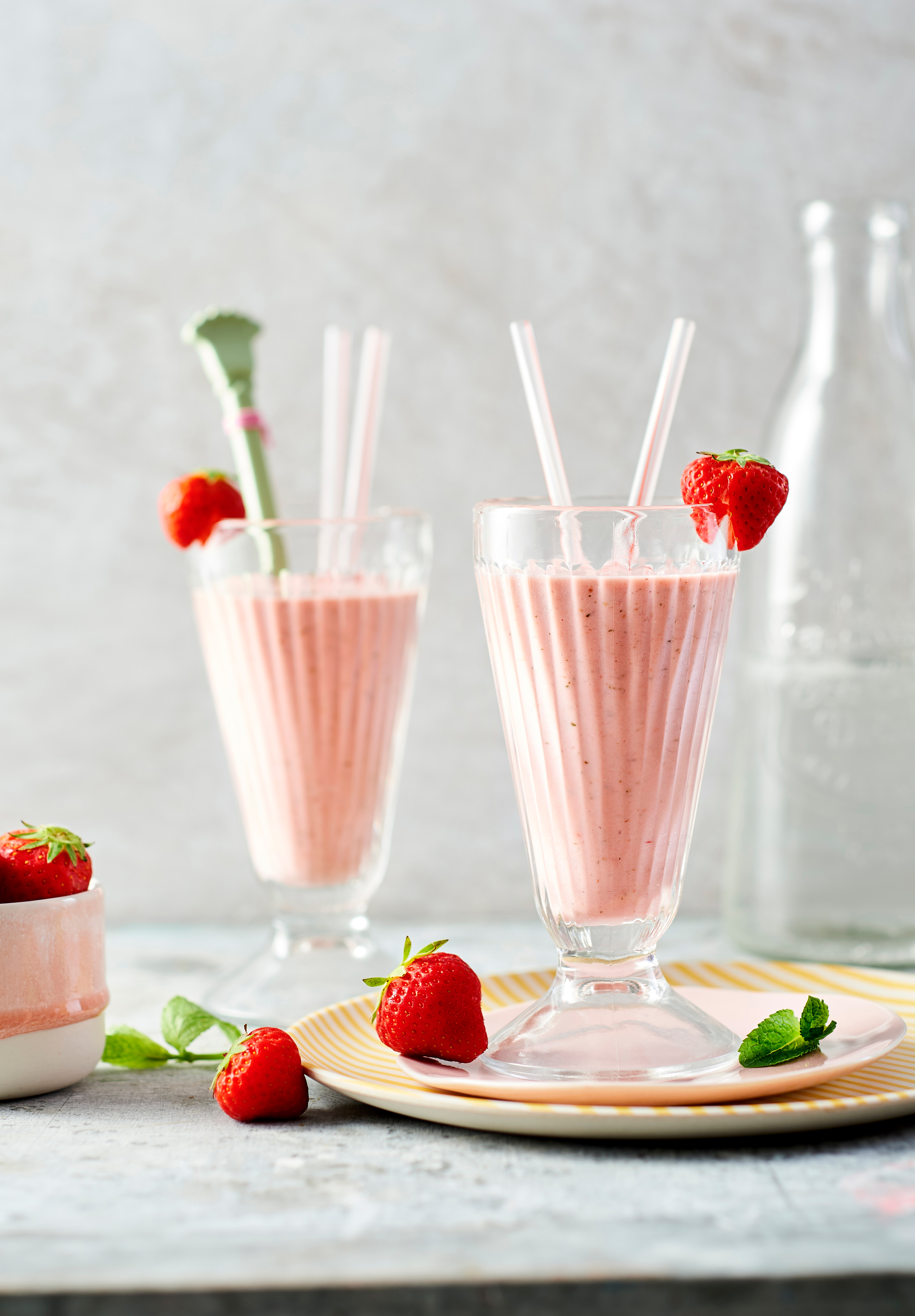Yoghurt-aardbeishake met munt