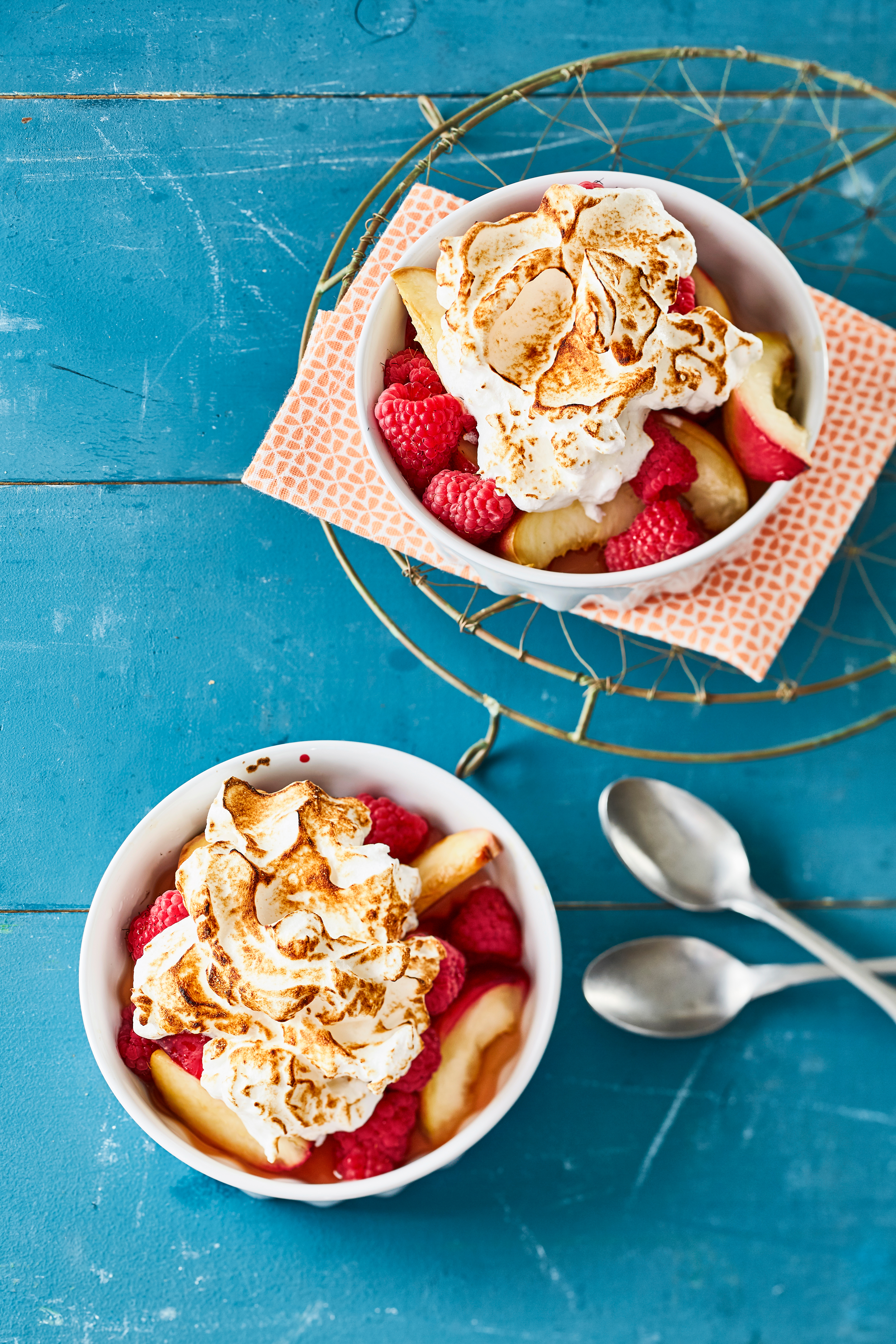 Perzik-framboos schuimdessert