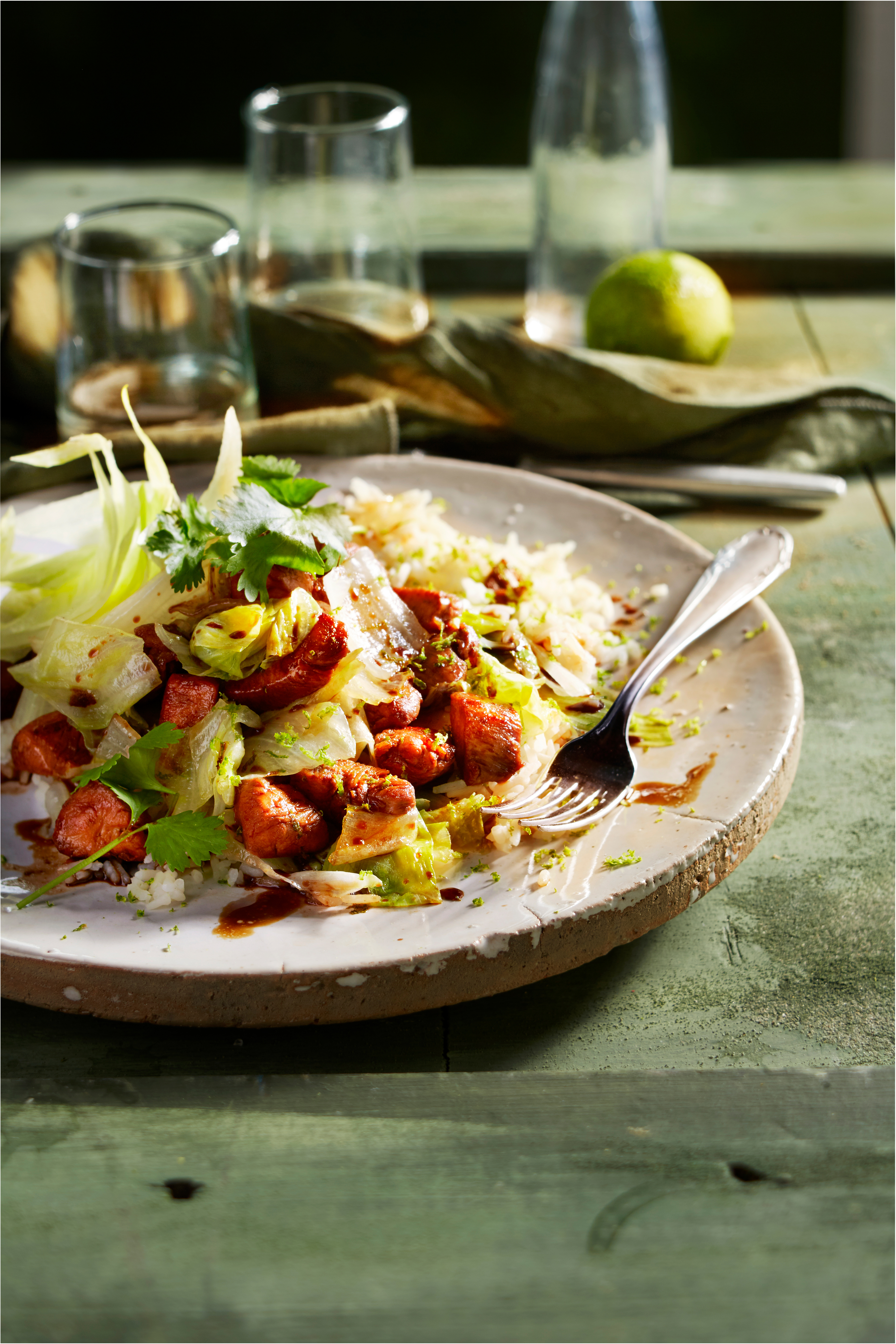 Gewokte ijsbergsla met kip en limoenrijst