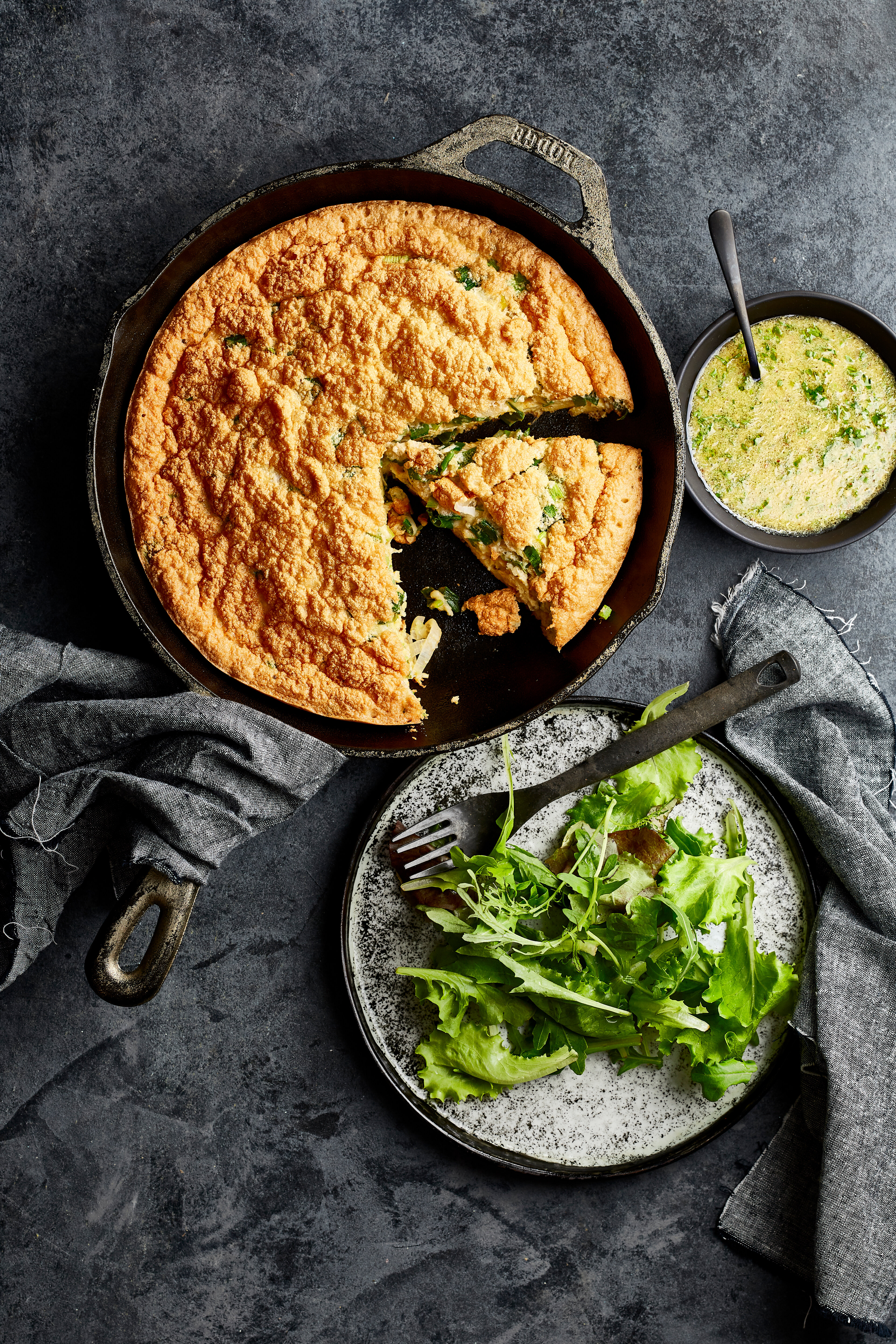 Gesouffleerde omelet met bosui en specerijen
