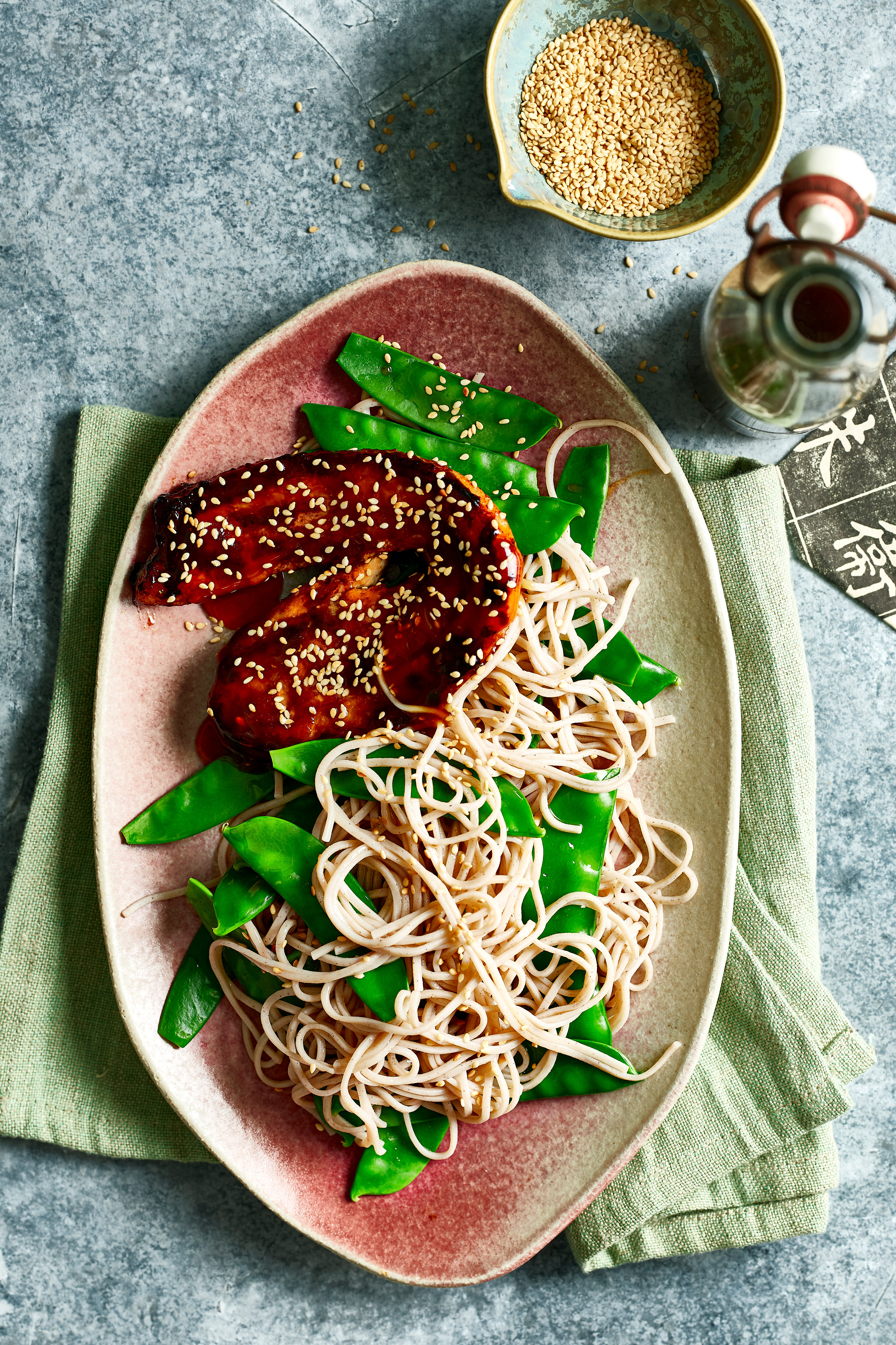 Sesamnoedels met teriyaki-speklapjes