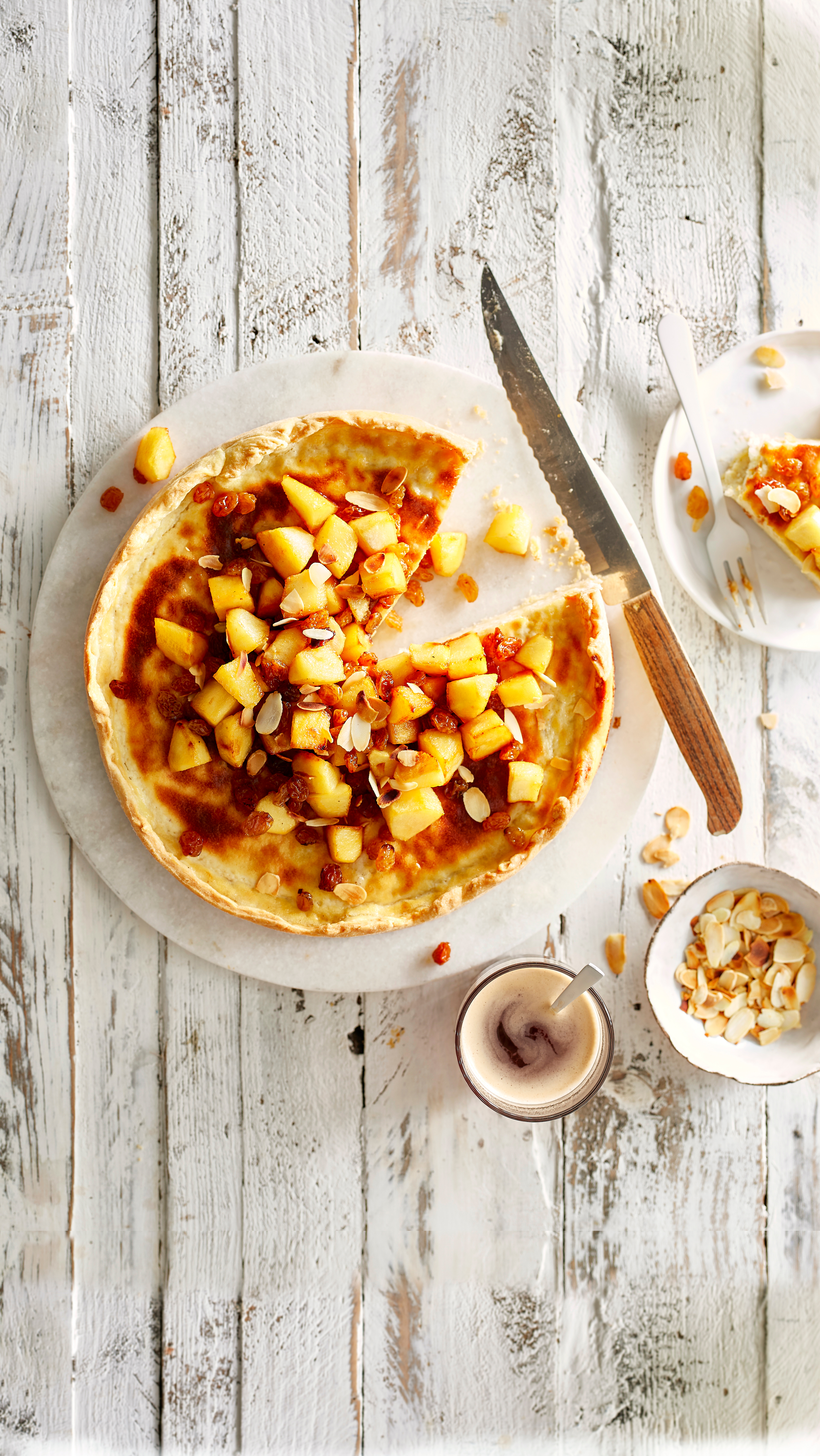 Rijsttaart met kaneel en appel-amandeltopping