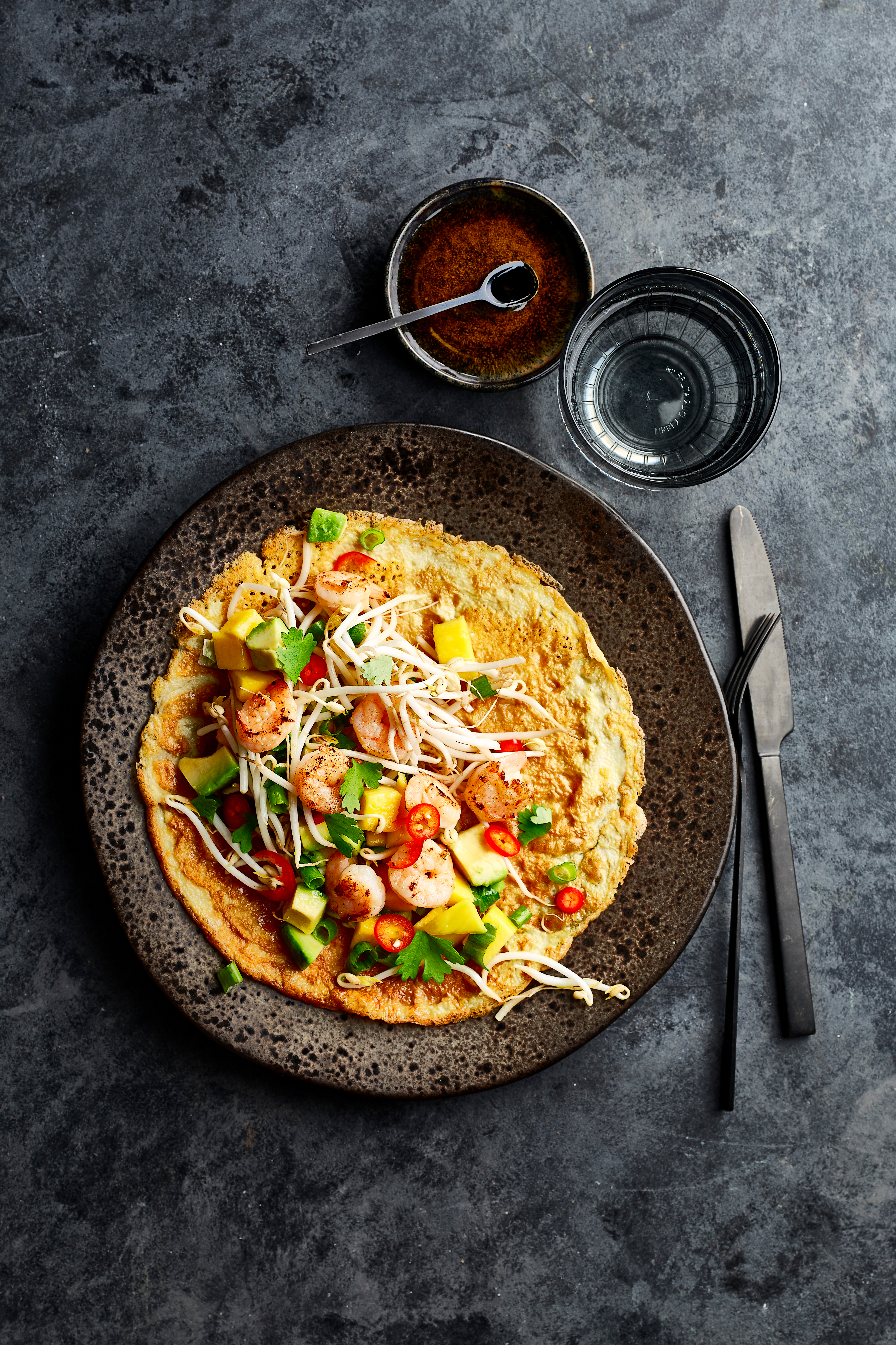 Thaise omelet met garnalen en mangosalade