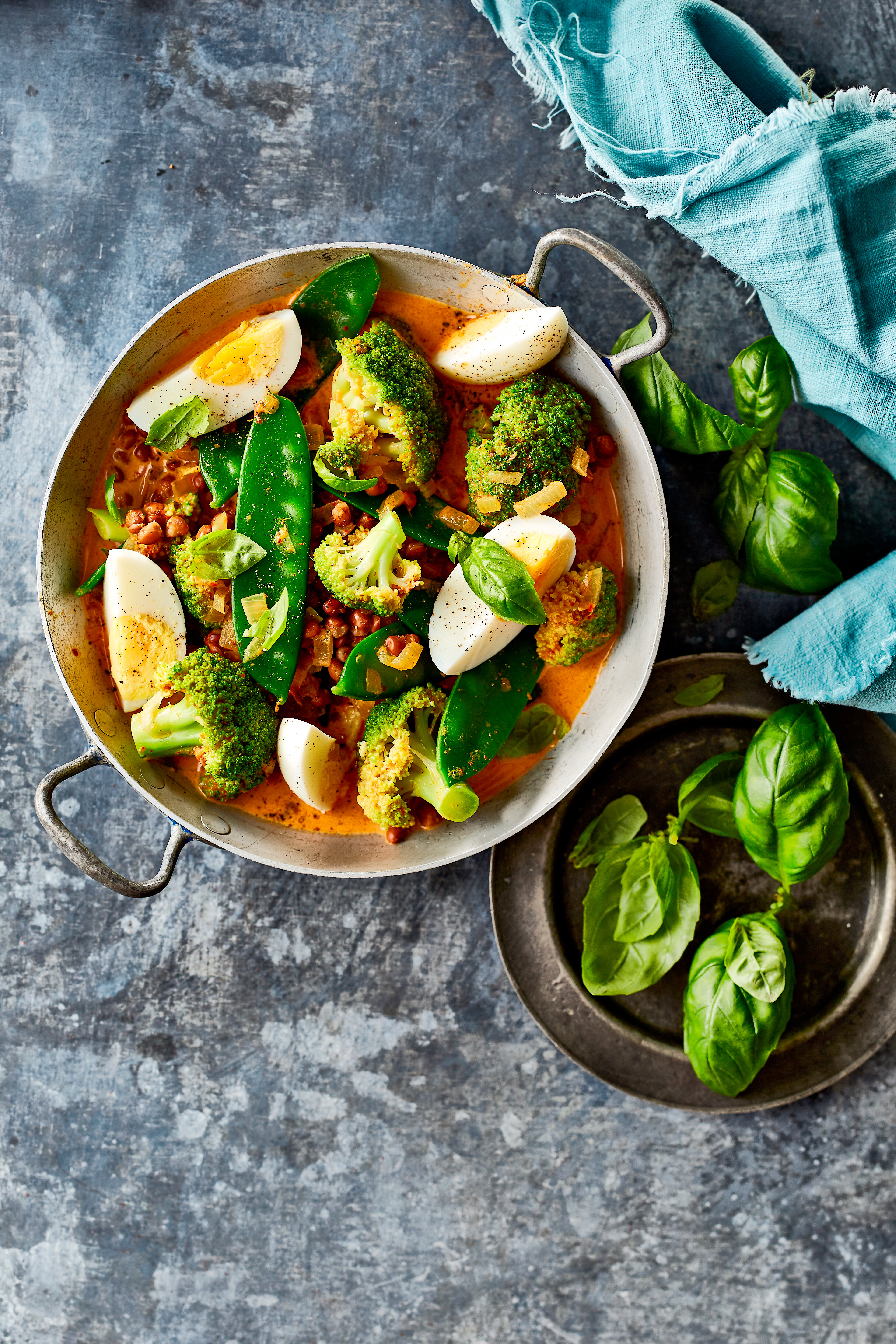 Broccolicurry met linzen en ei