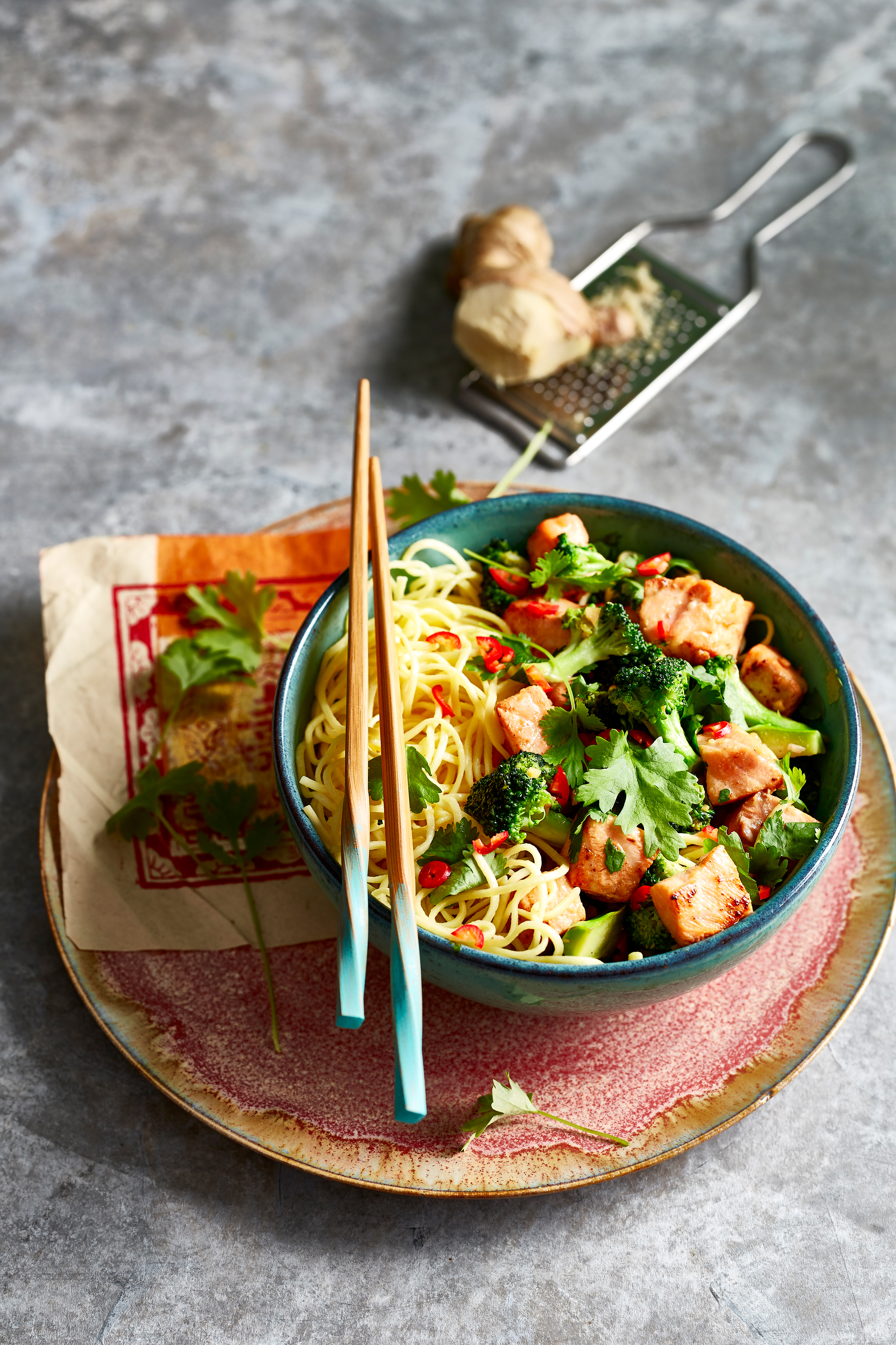 Mie met soja-gemberzalm en broccoli