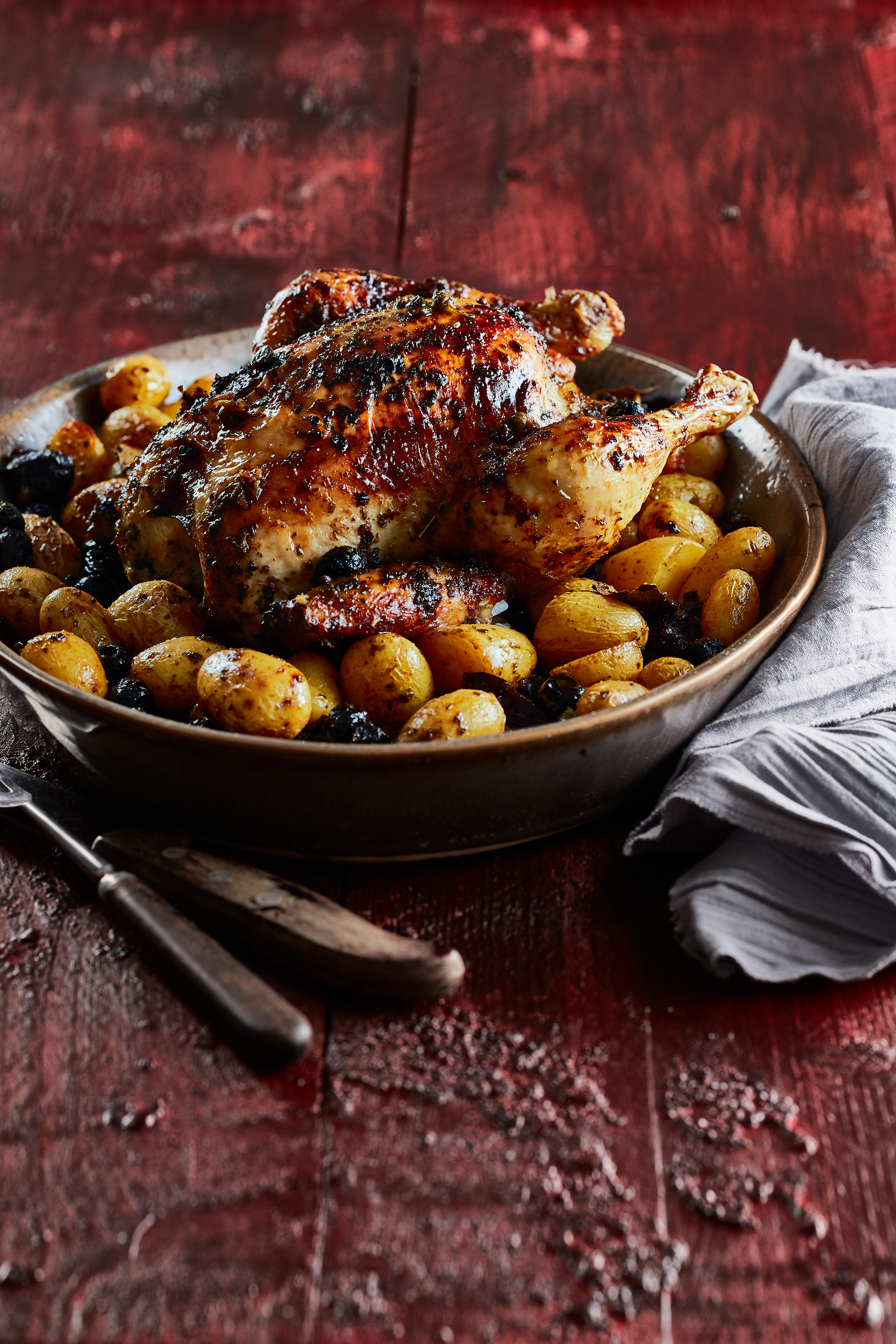 Kip met olijven, kappertjes en pruimen