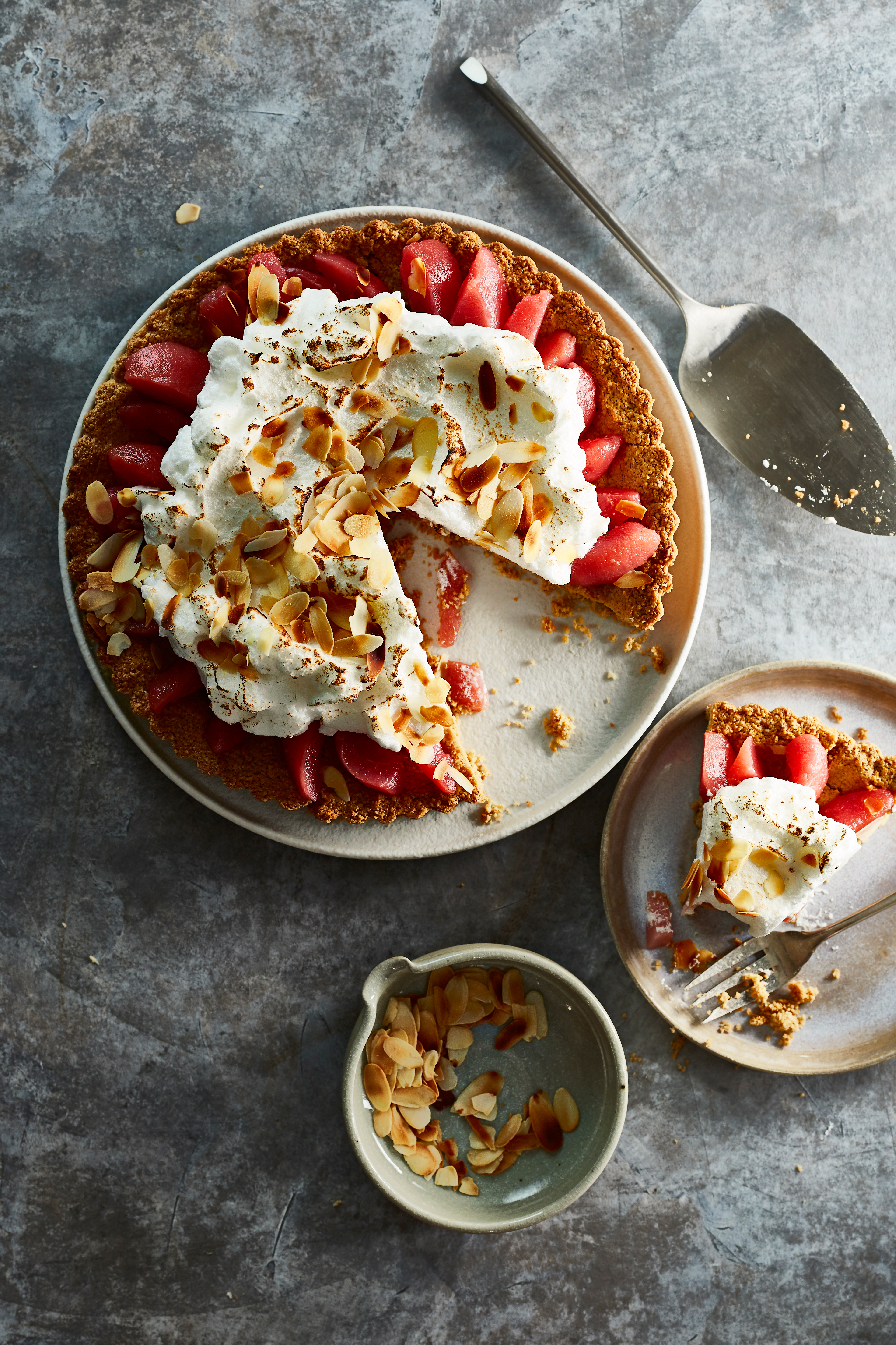 Havermout-meringue pie met stoofpeertjes