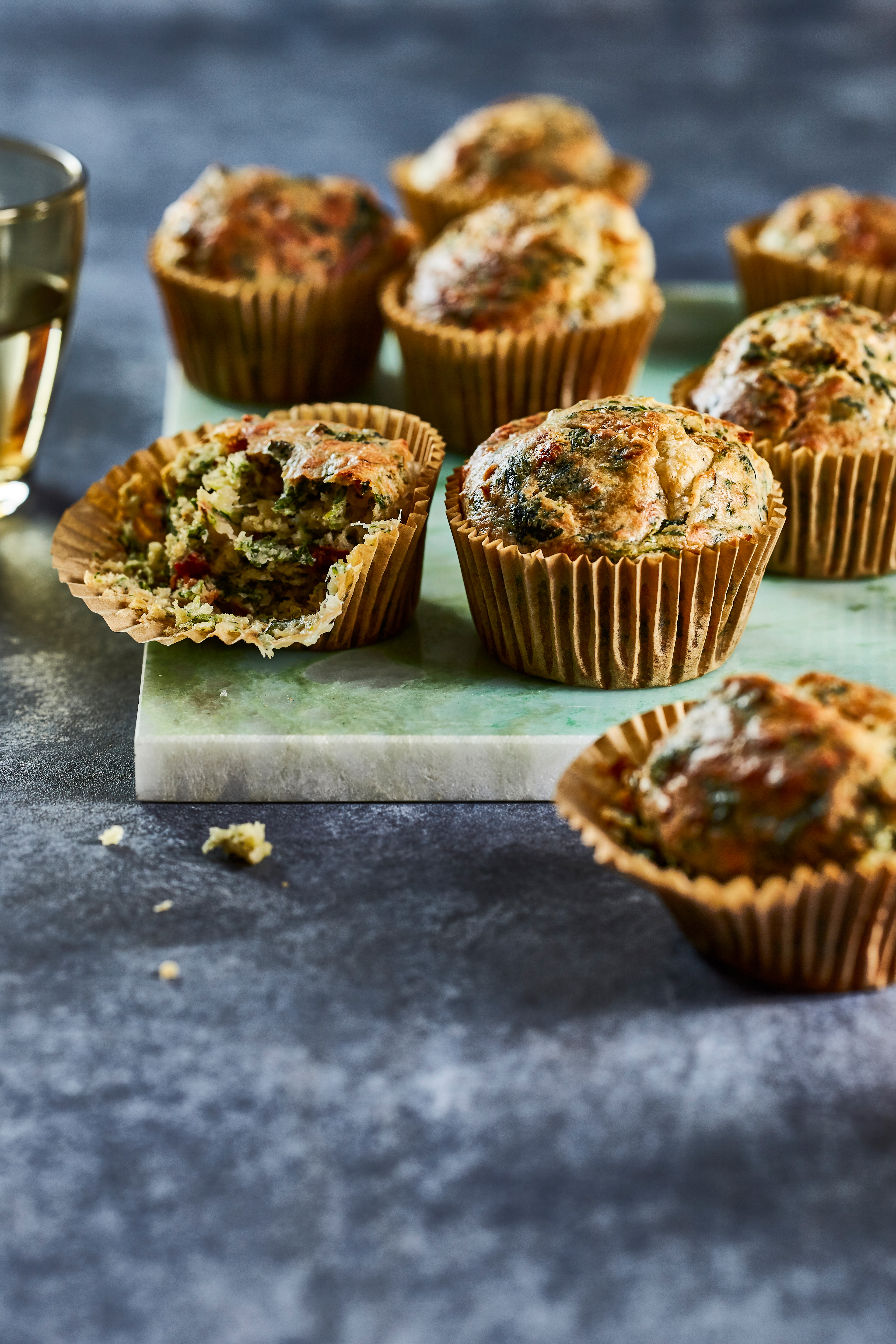 Spinaziemuffins met tomaat en mozzarella