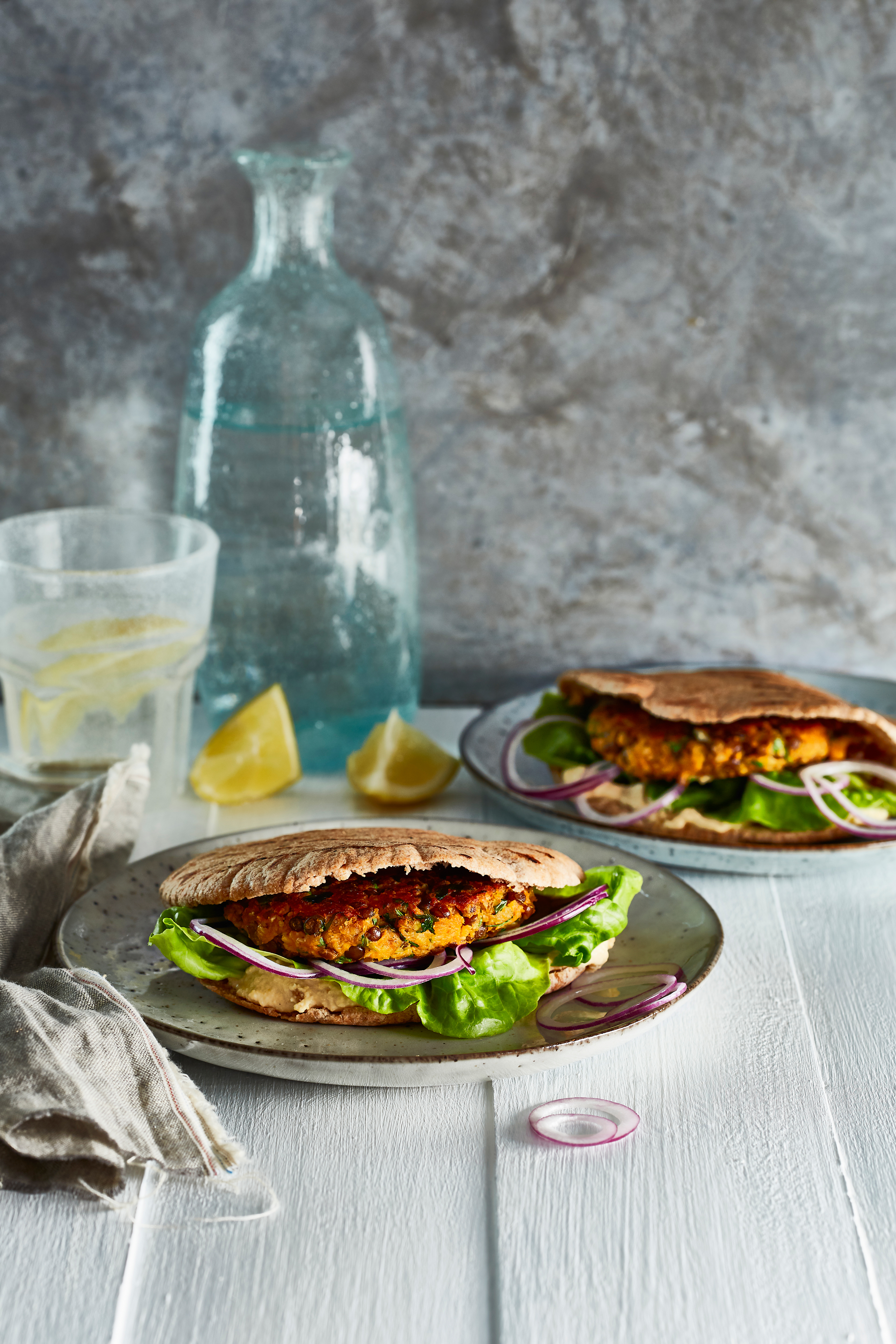 Kruidige havermoutburger met linzen en zoete aardappel