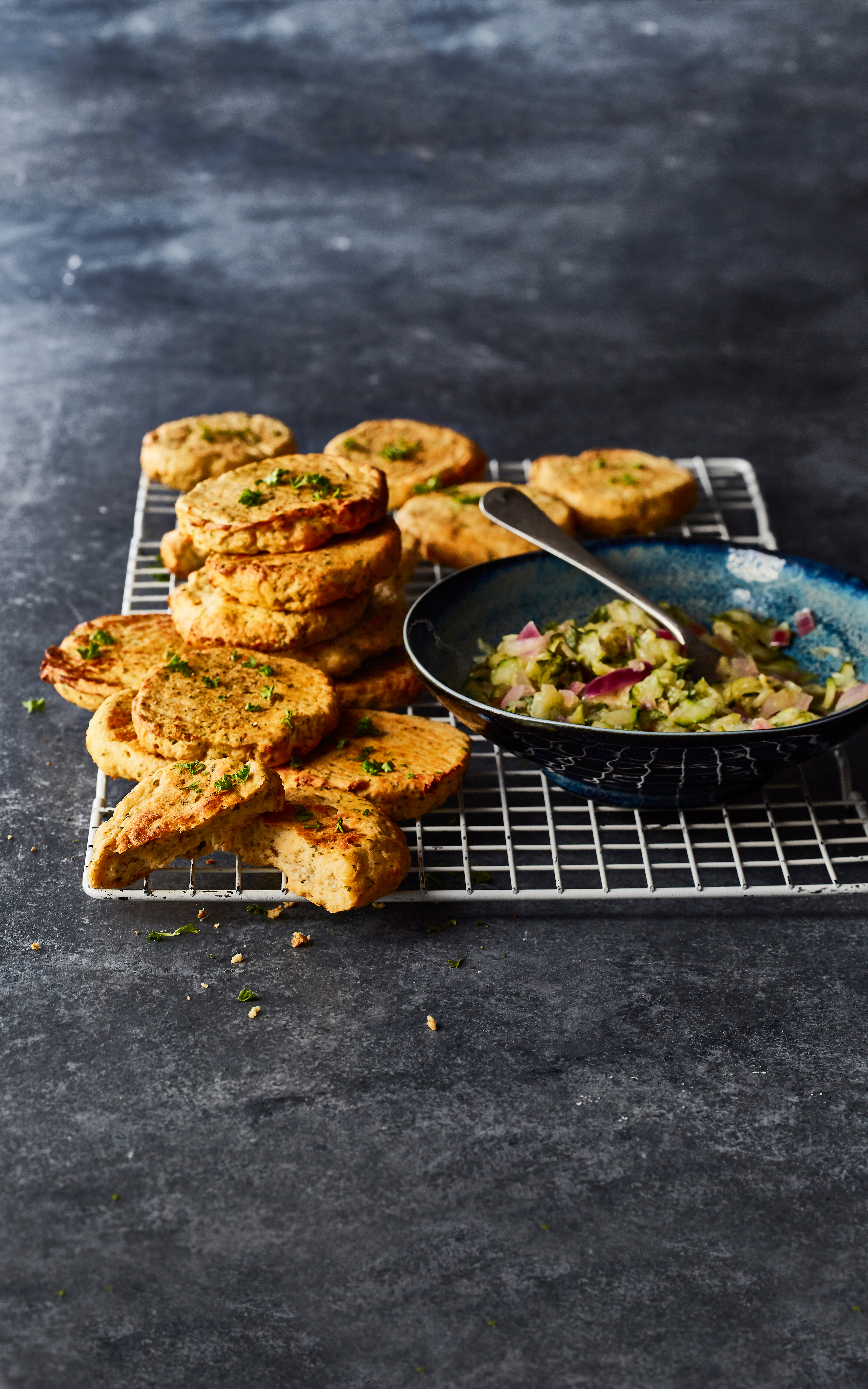 Zalmkoekjes met zoetzure komkommerdip