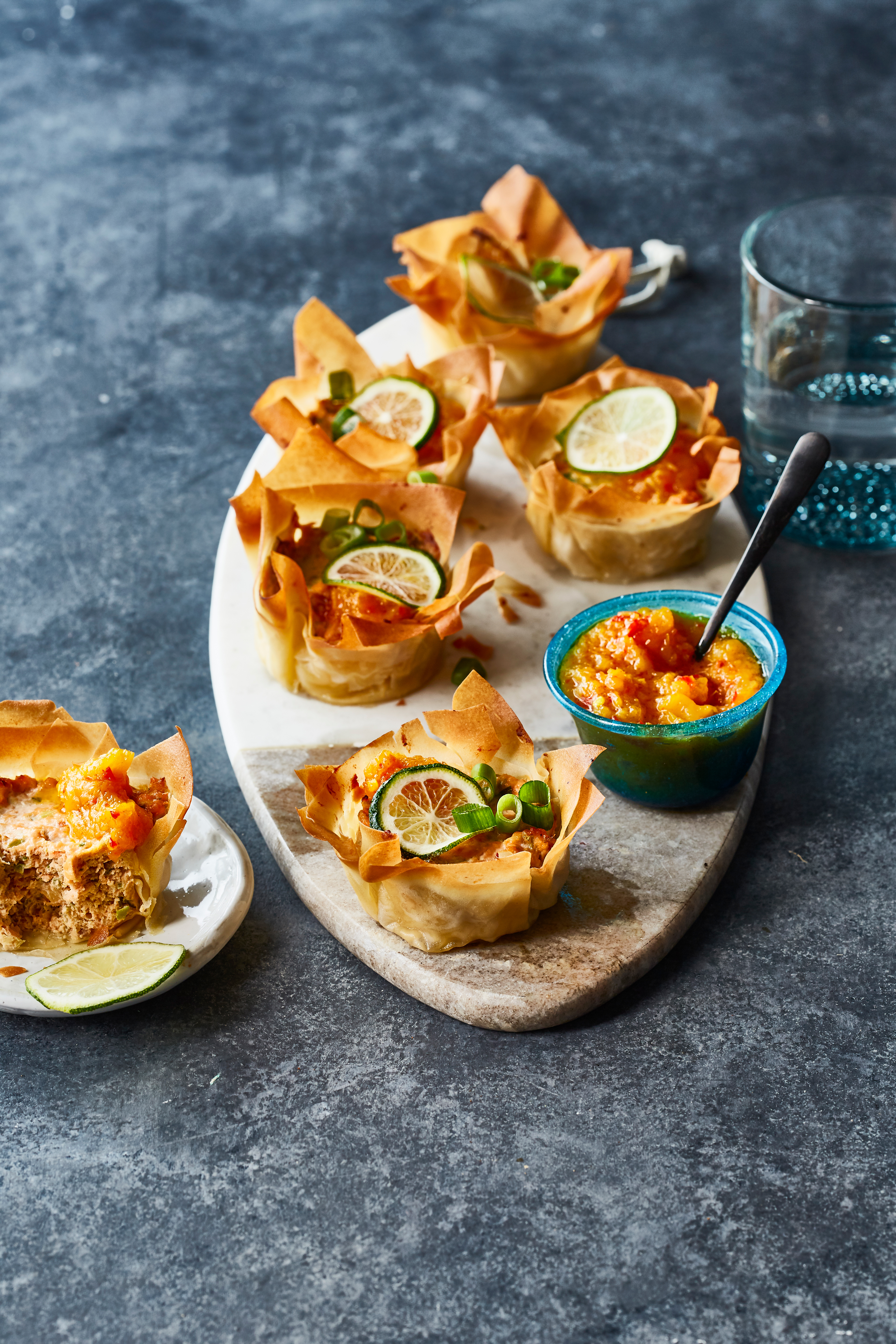 Zalmhapjes met kleverige mangochutney