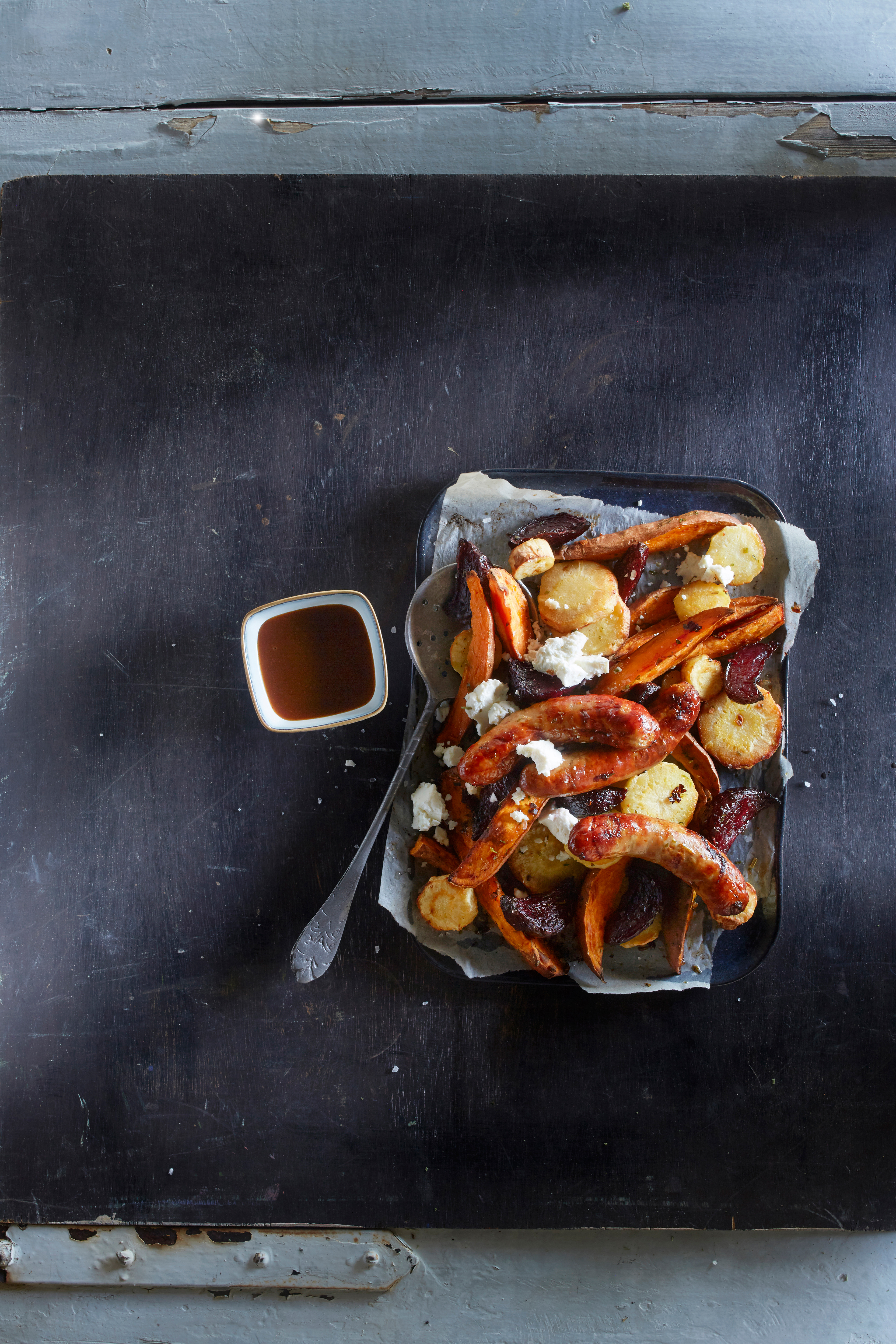 Braadworstjes met zoete aardappel, pastinaak en bietjes