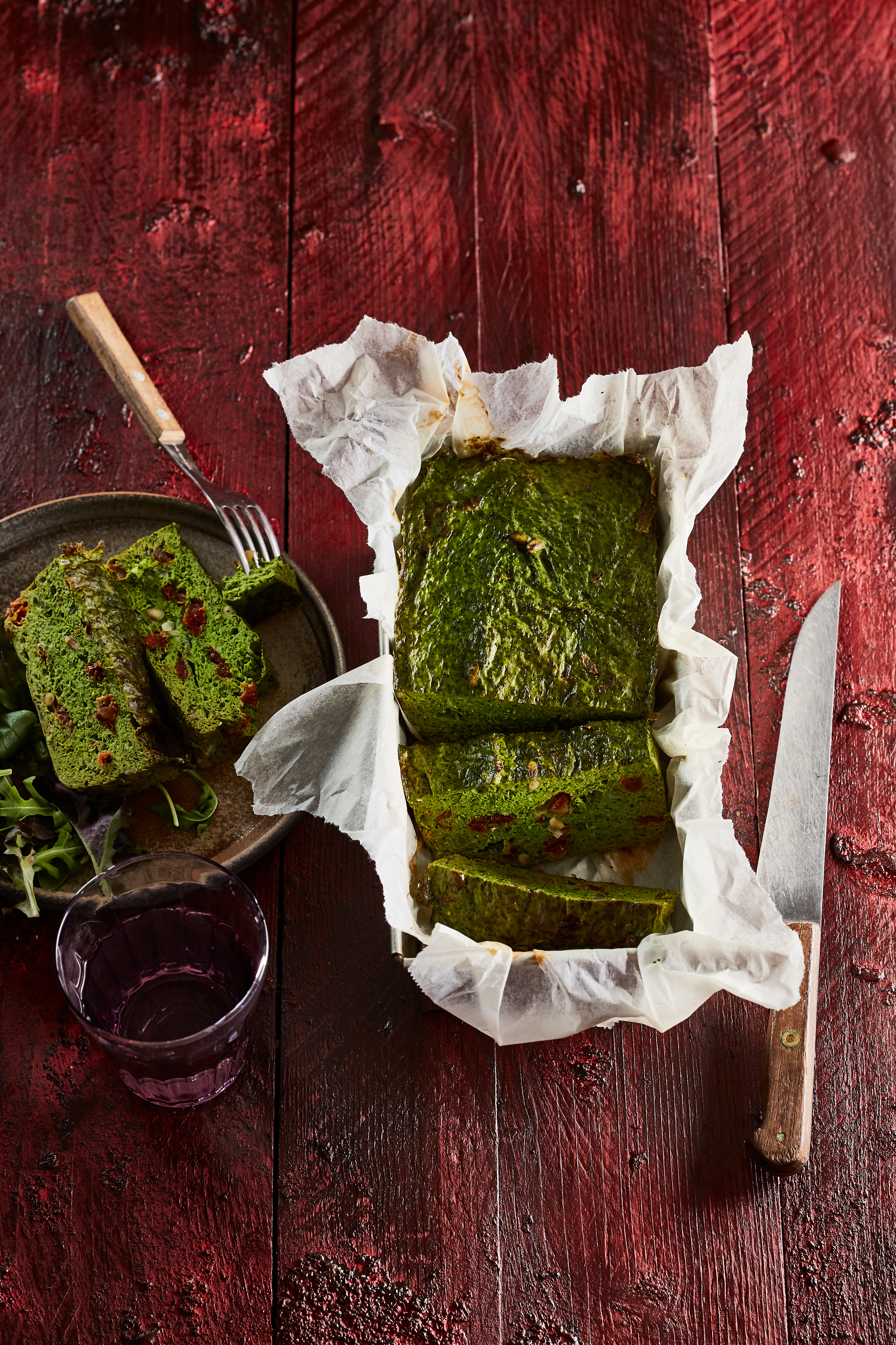 Kipgehaktbrood met spinazie en tomaatjes