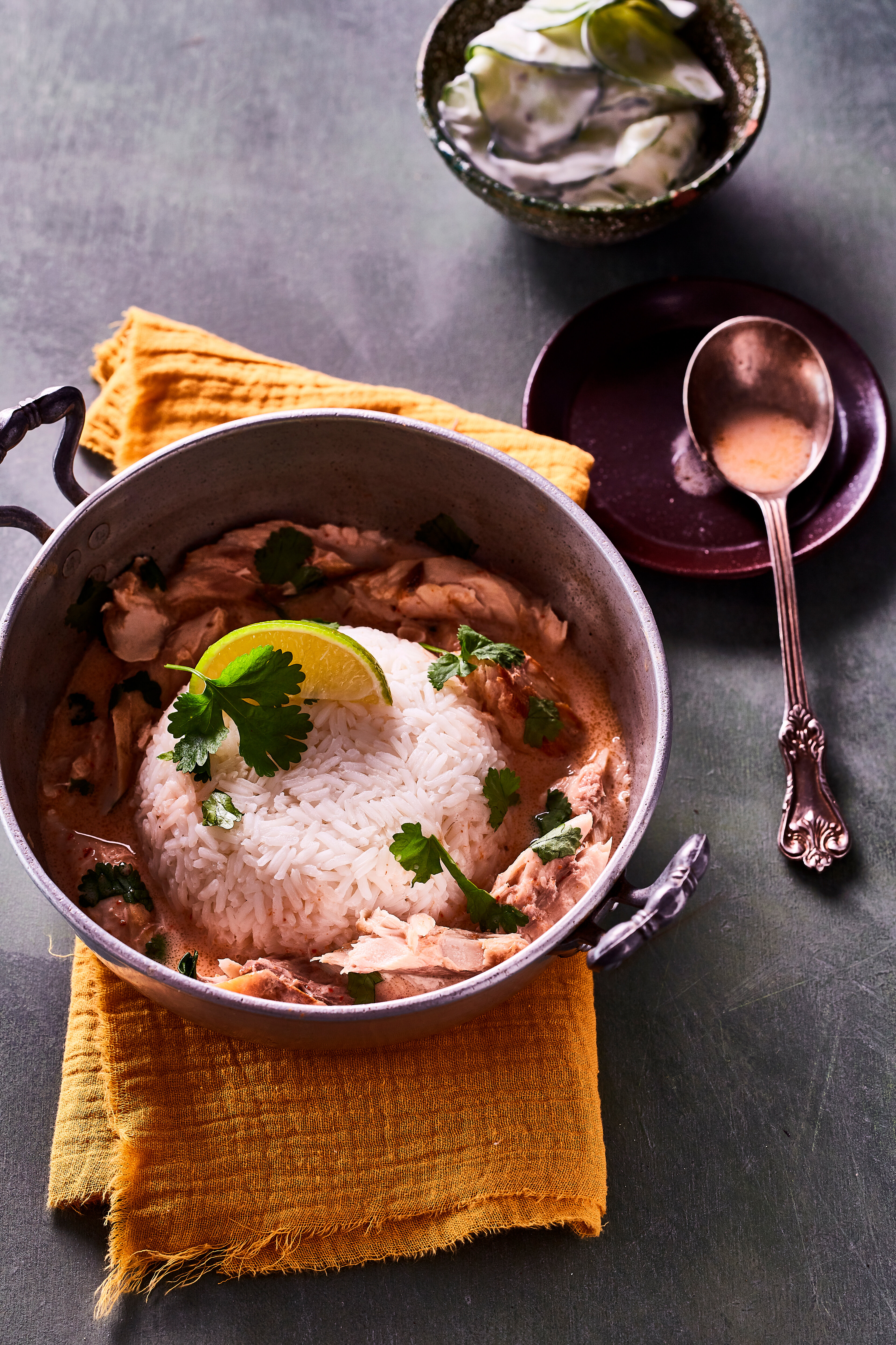 Makreelcurry met komkommersalade
