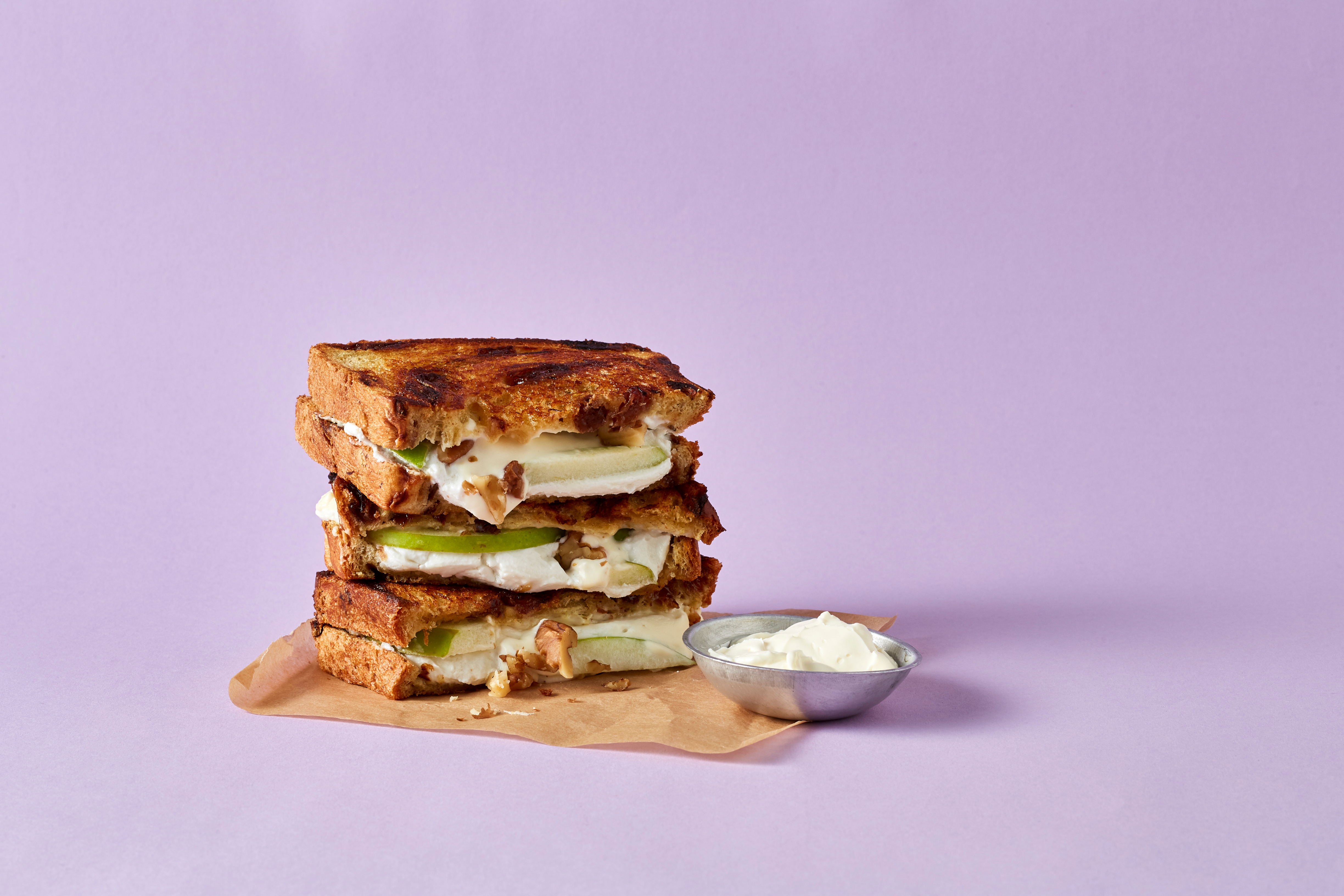 Krentenbroodtosti met appel en geitenkaas