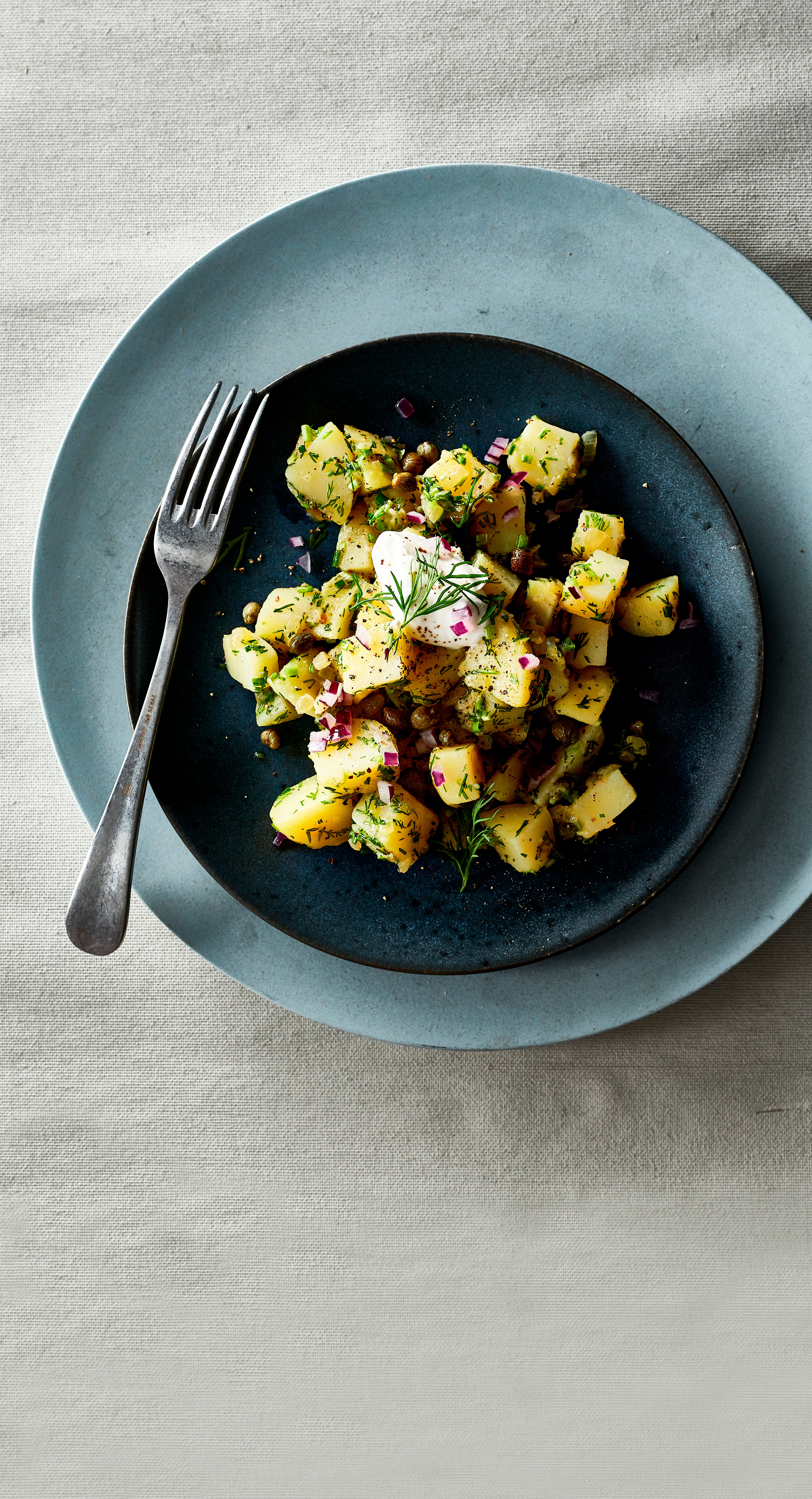 Lauwwarme aardappelsalade met rode ui