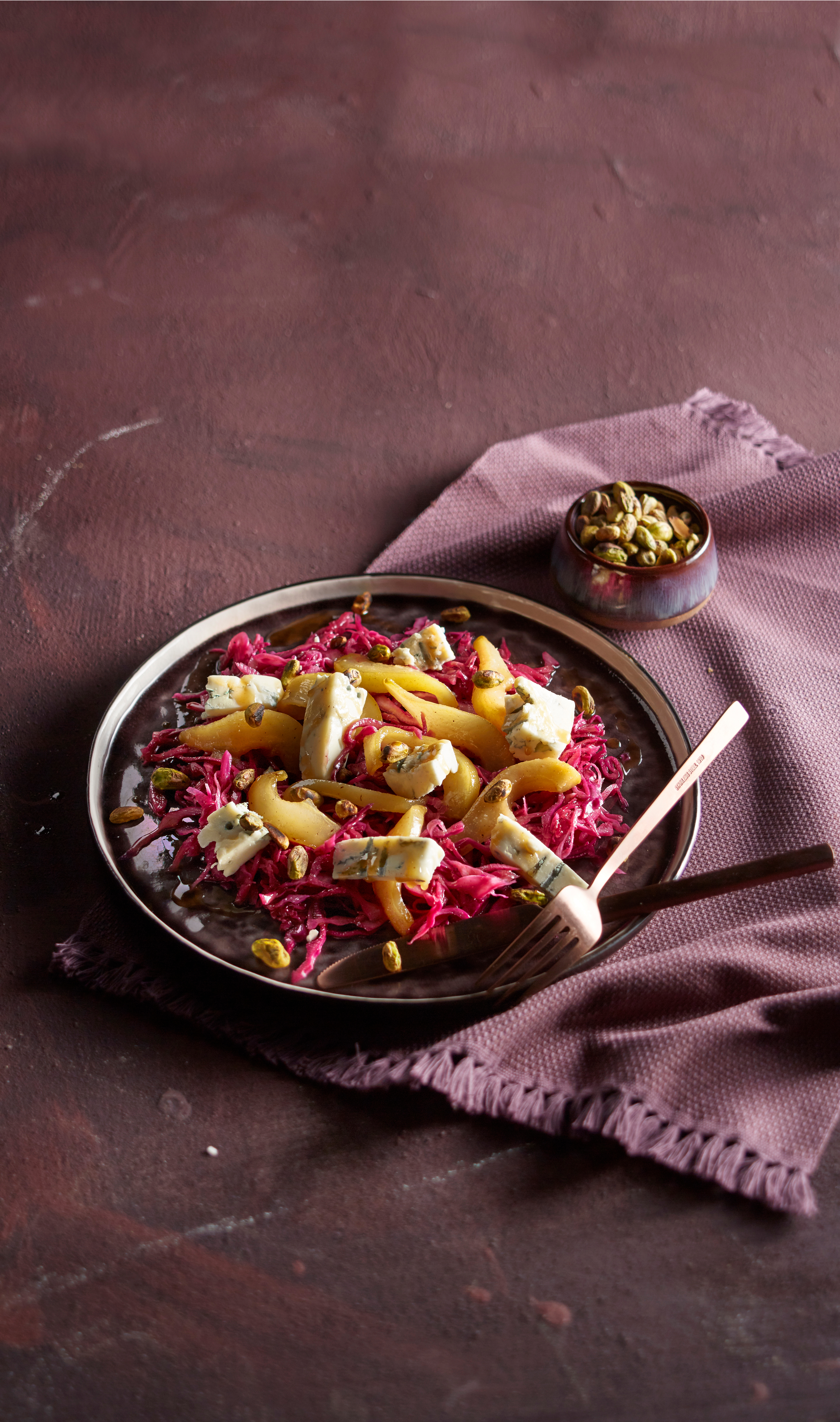 Rodekoolsalade met peer, pistache en gorgonzola