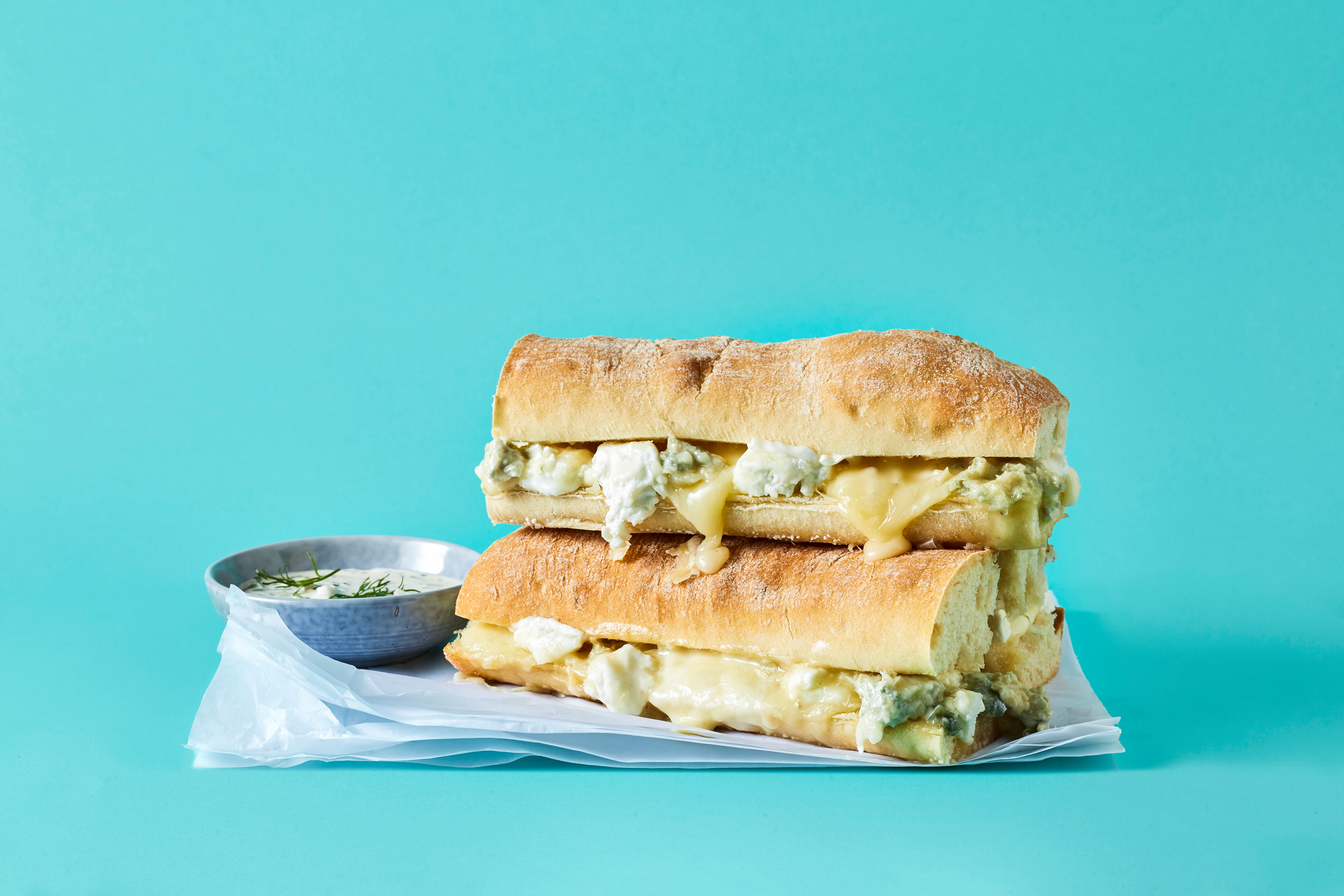 Ciabatta ‘quattro formaggi' met ranch-dressing