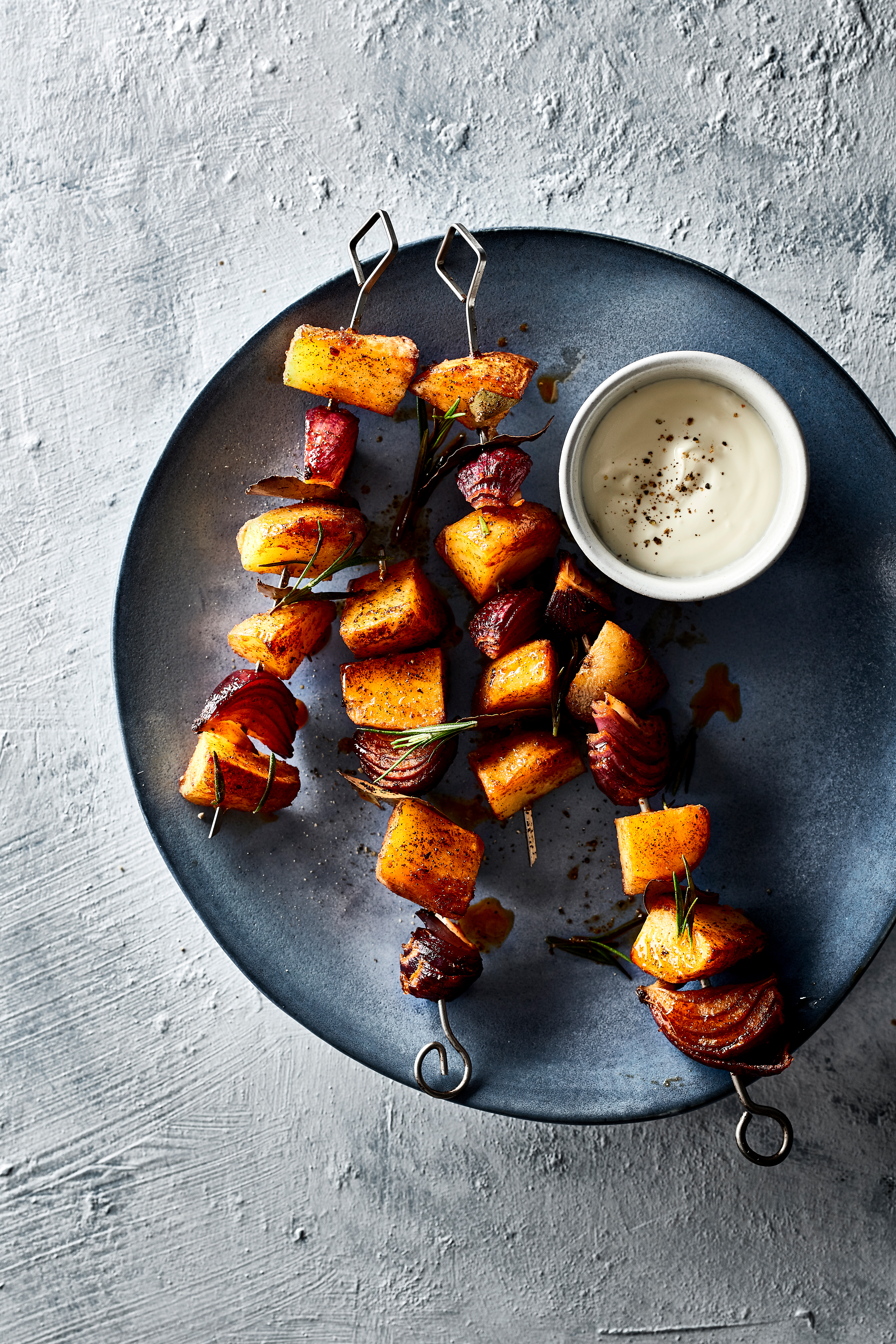 Aardappelspiesjes met laurier en rode ui