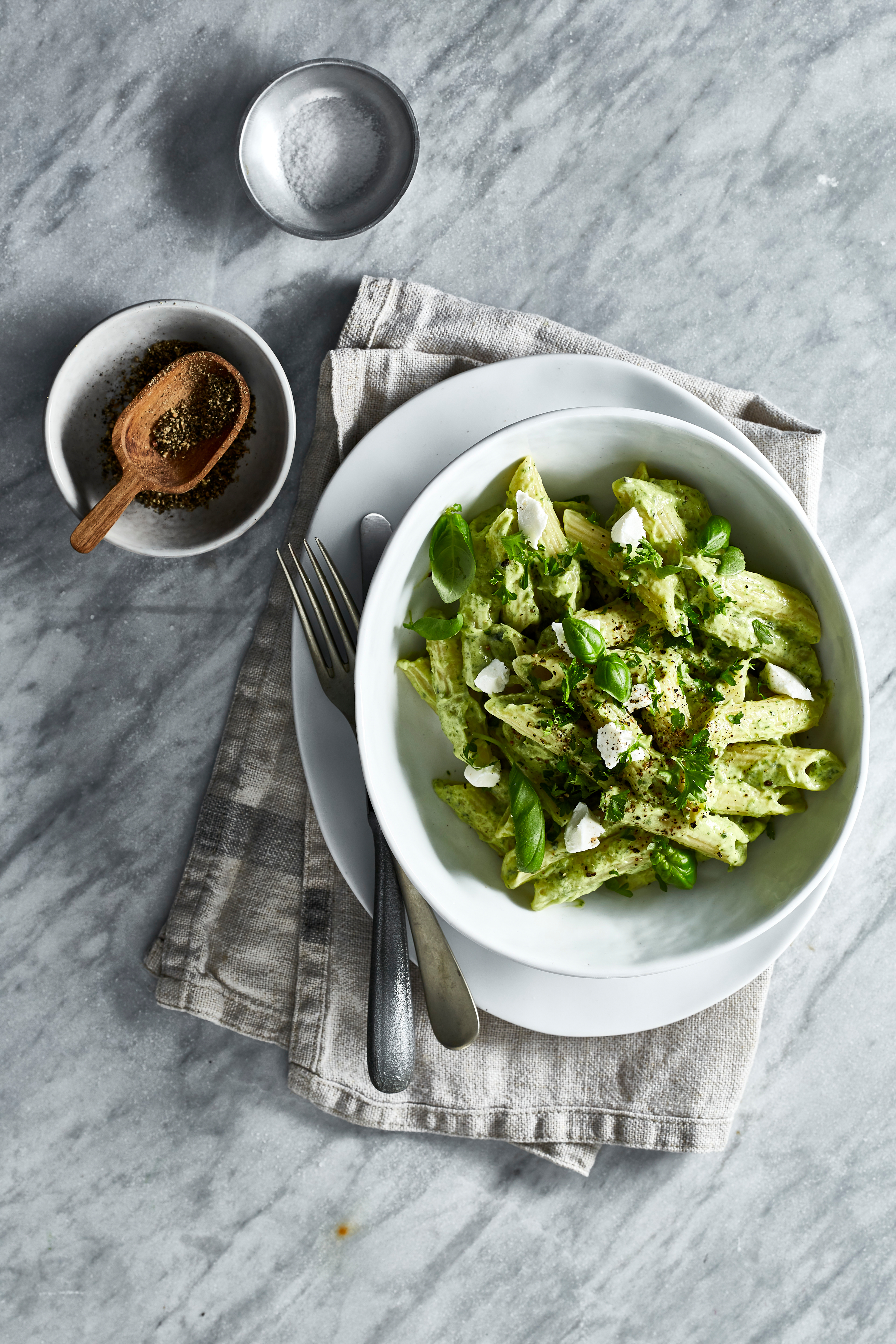 Kruidige mac & cheese met avocado en geitenkaas