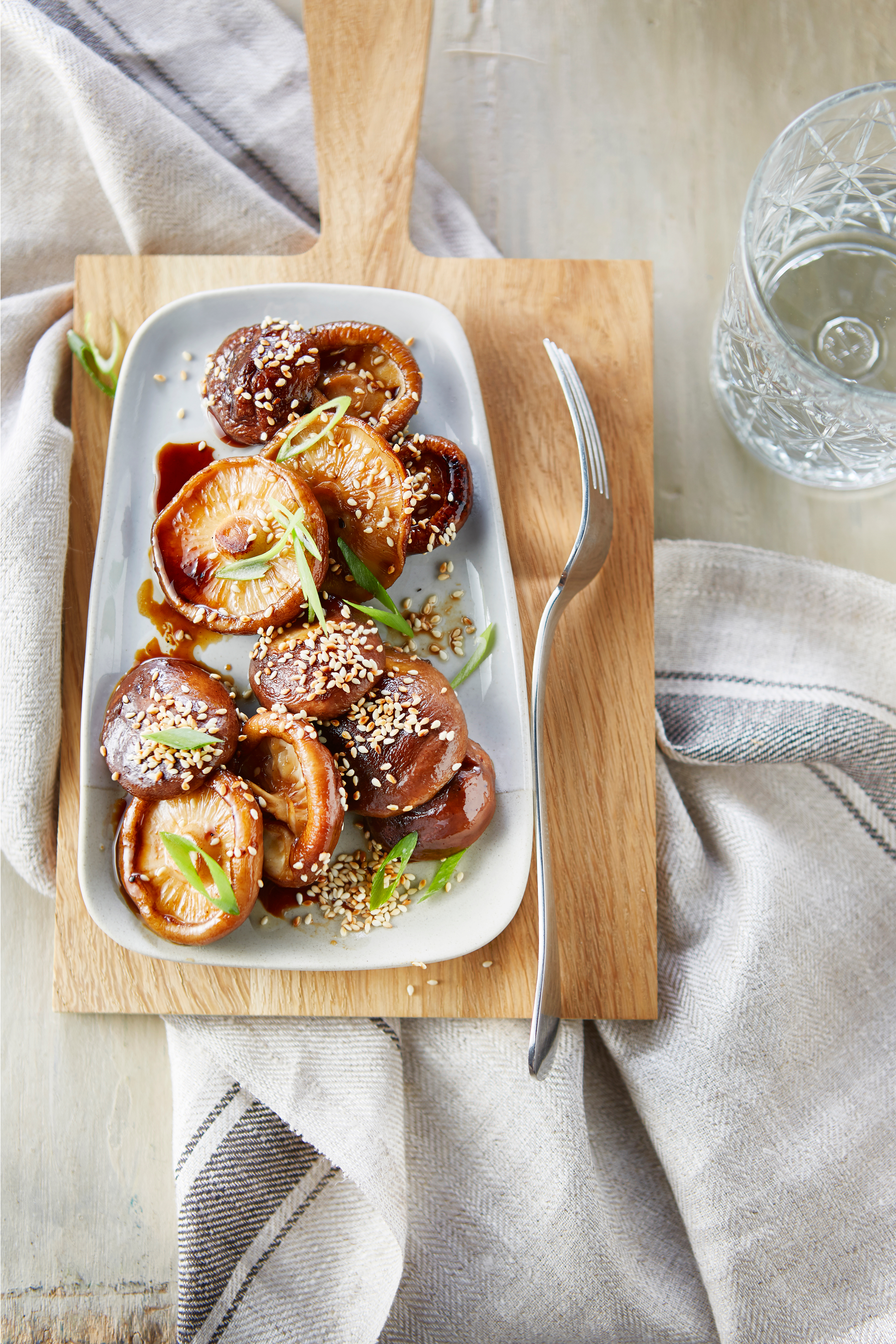 Geglaceerde shiitakes met honing en sesam