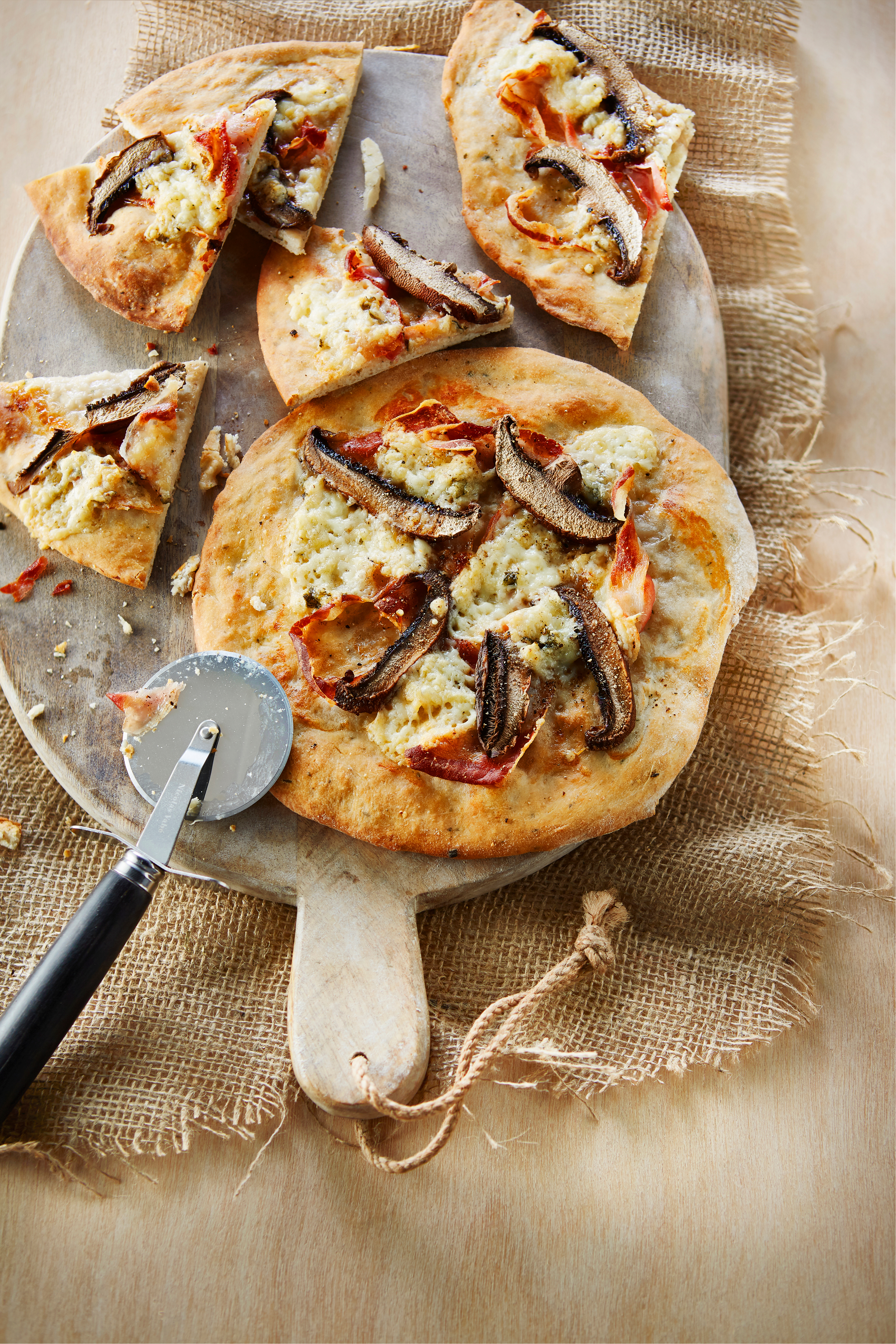 Portobello-pizza met pancetta en gorgonzola