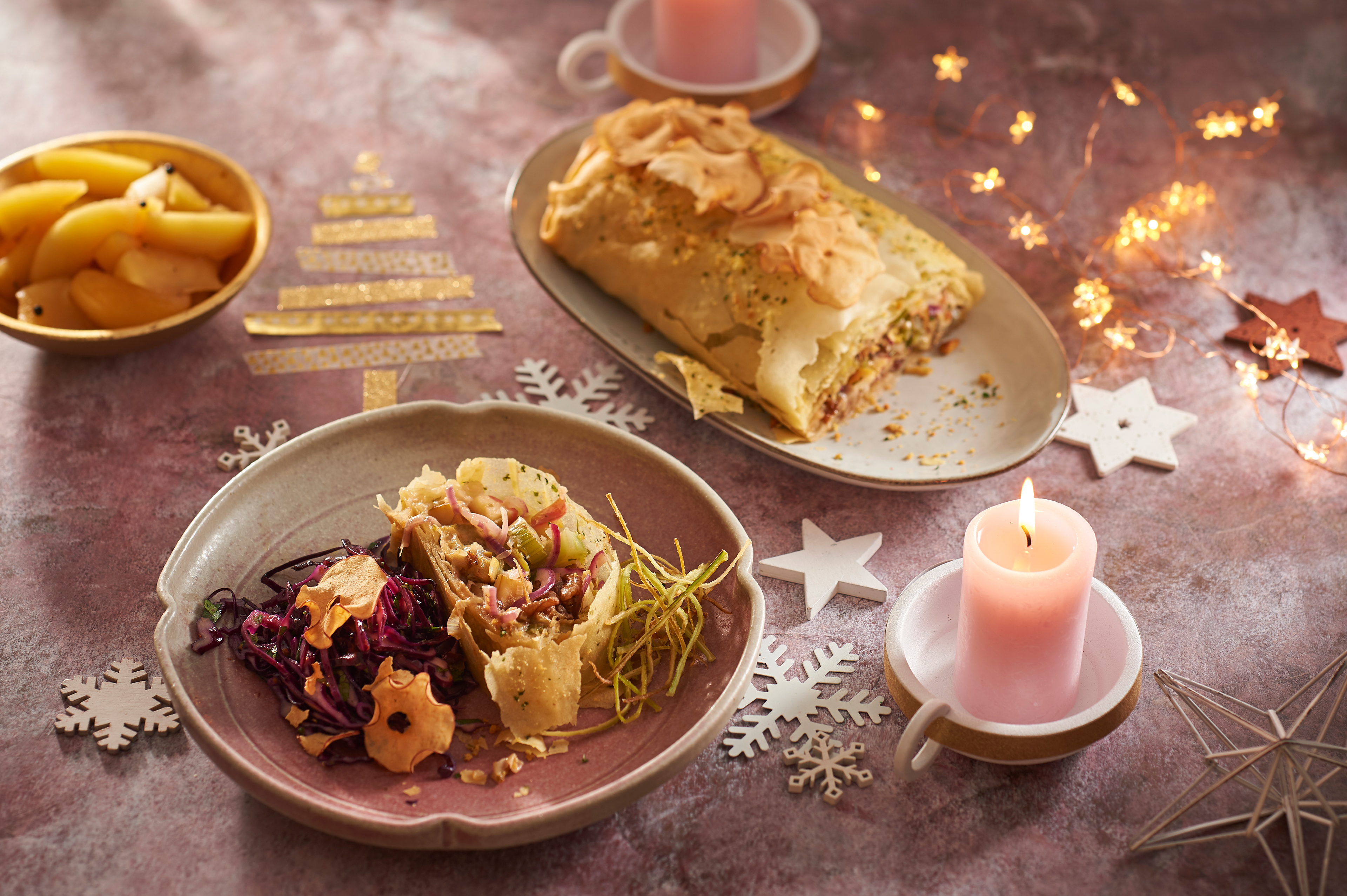 Bleekselderij-preistrudel met appel en blauwe kaas