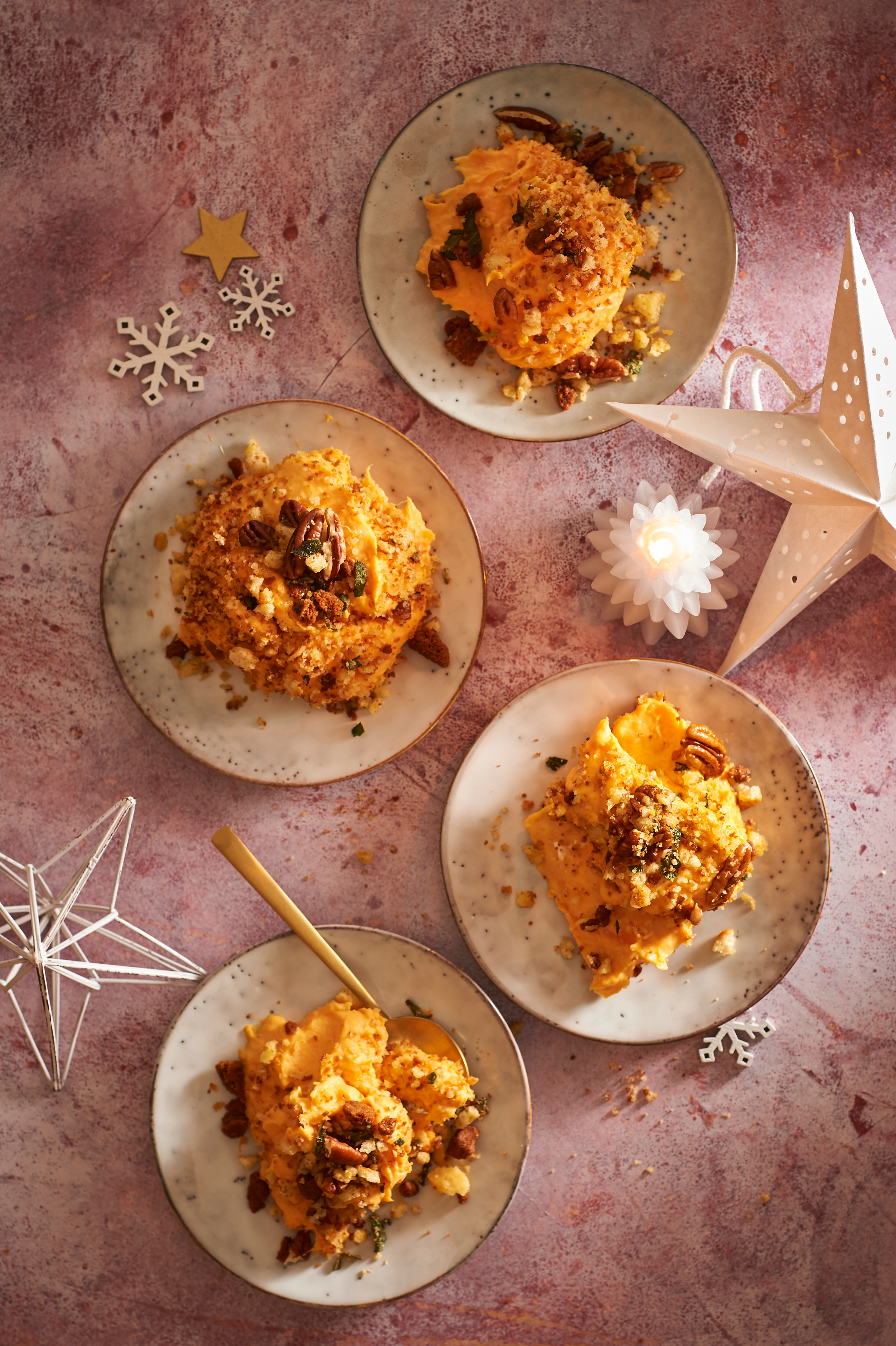 Zoete-aardappelschotel met salie en pecannoten