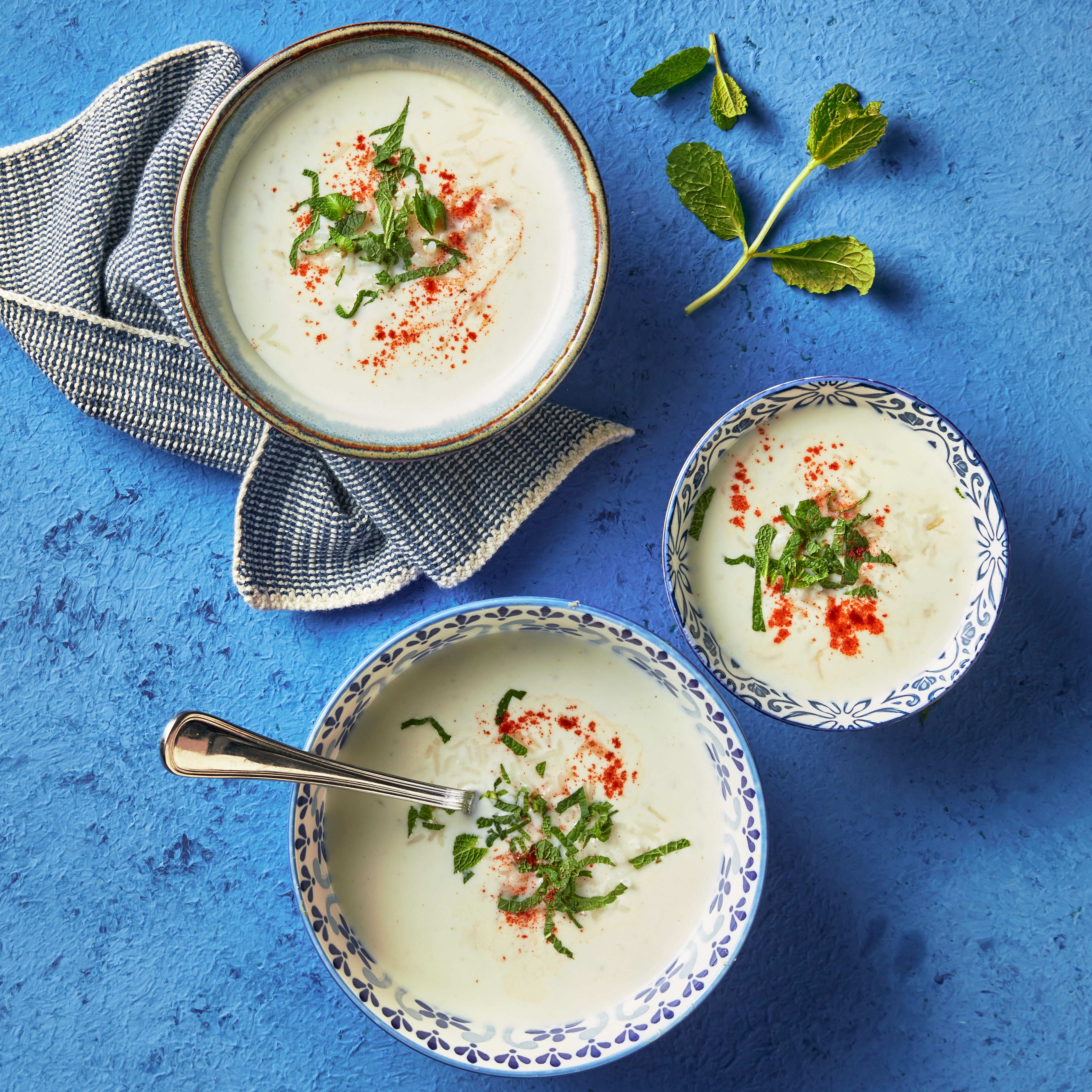Turkse yoghurtsoep met munt