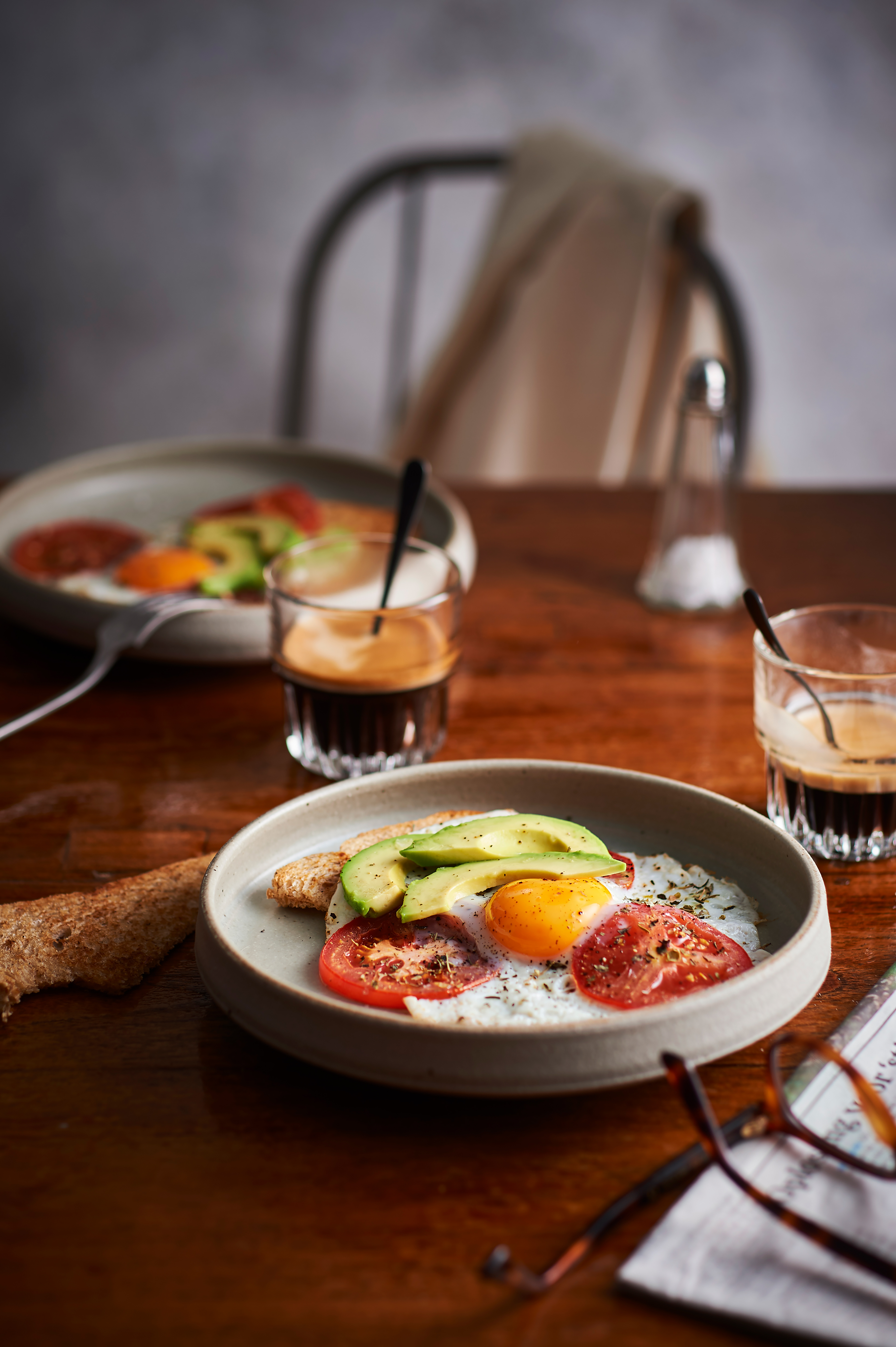 Spiegelei met tomaat en avocado