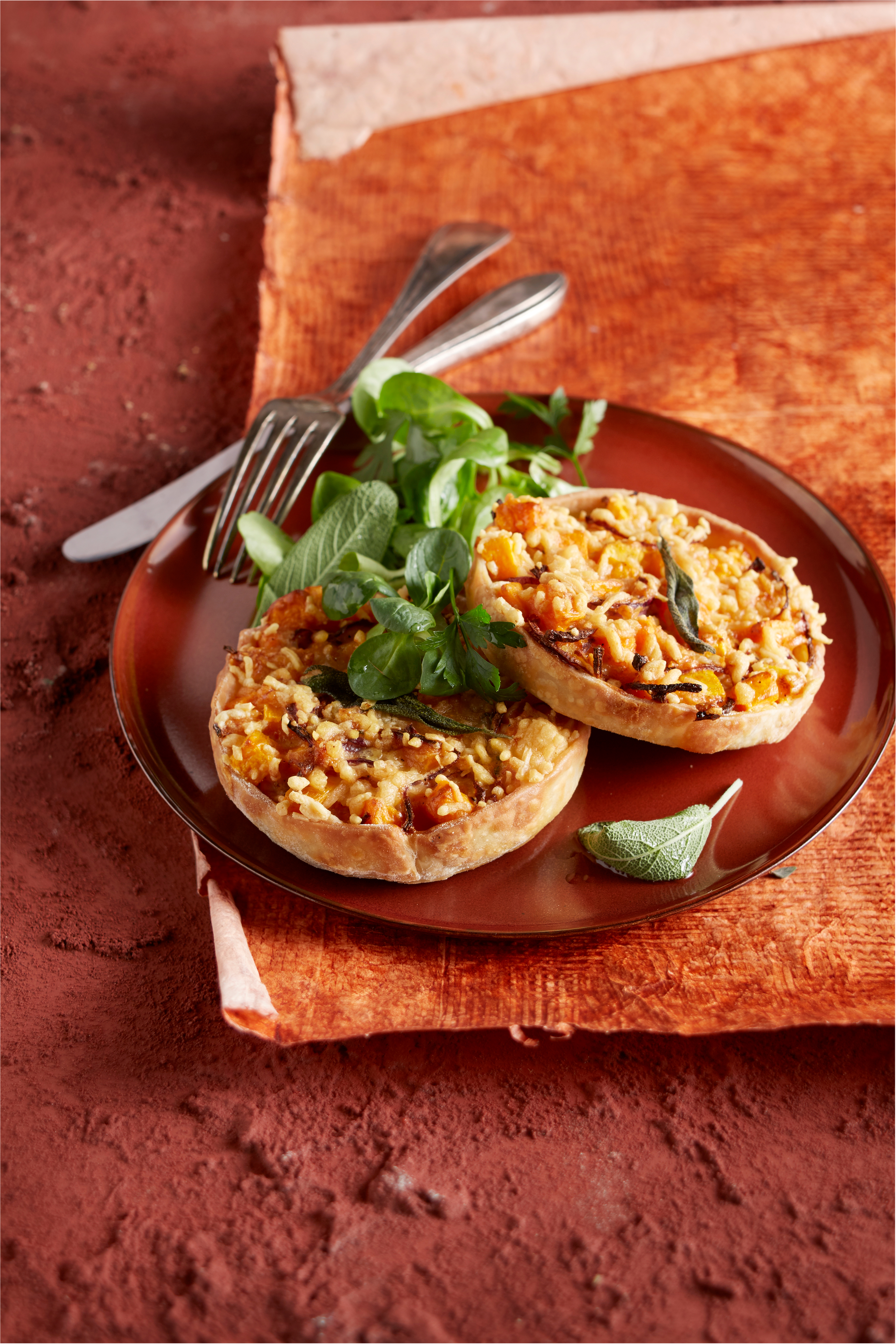 Zoete-aardappeltaartjes met rode ui en salie