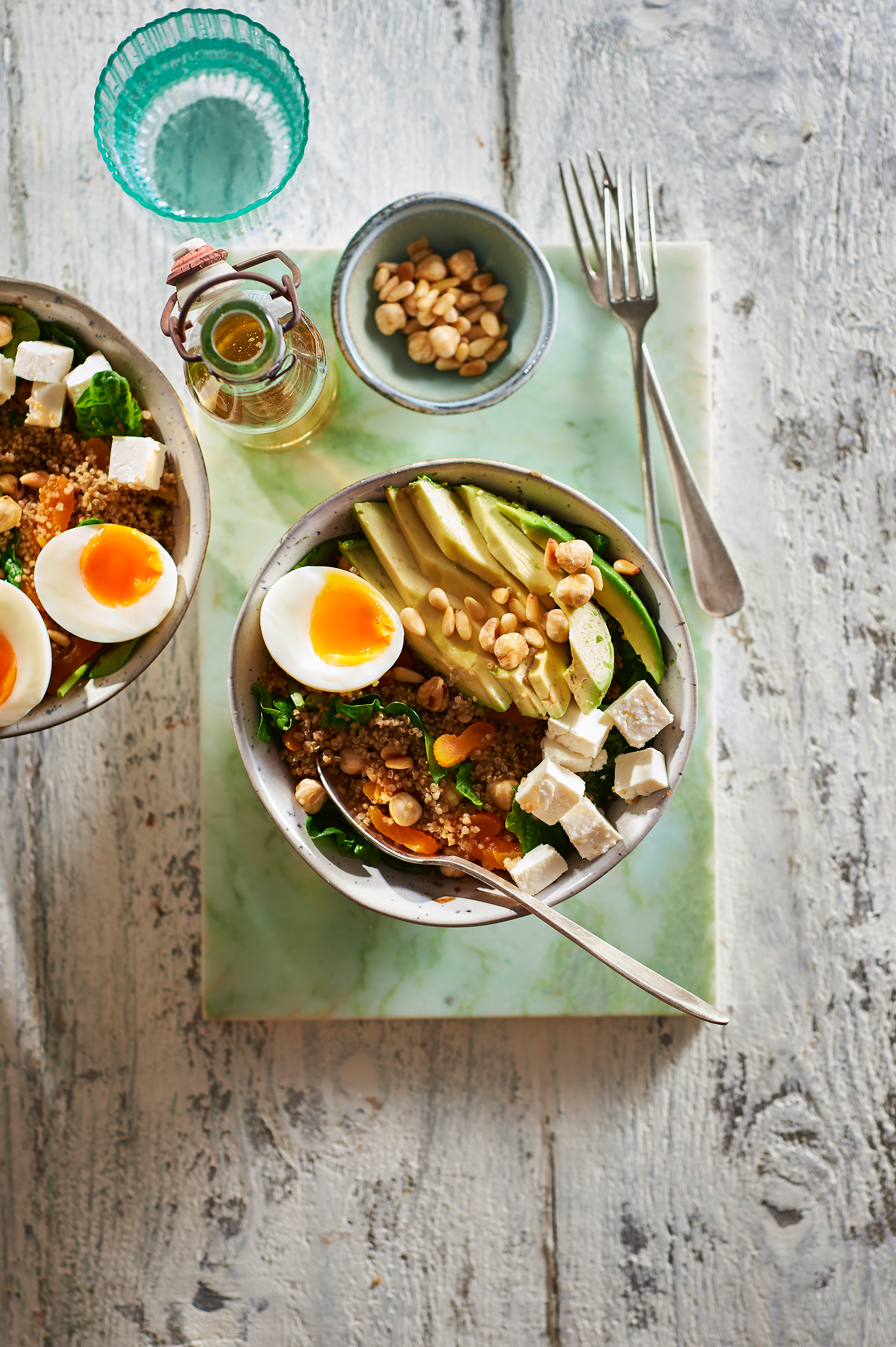 Hartige bowl met noten en avocado