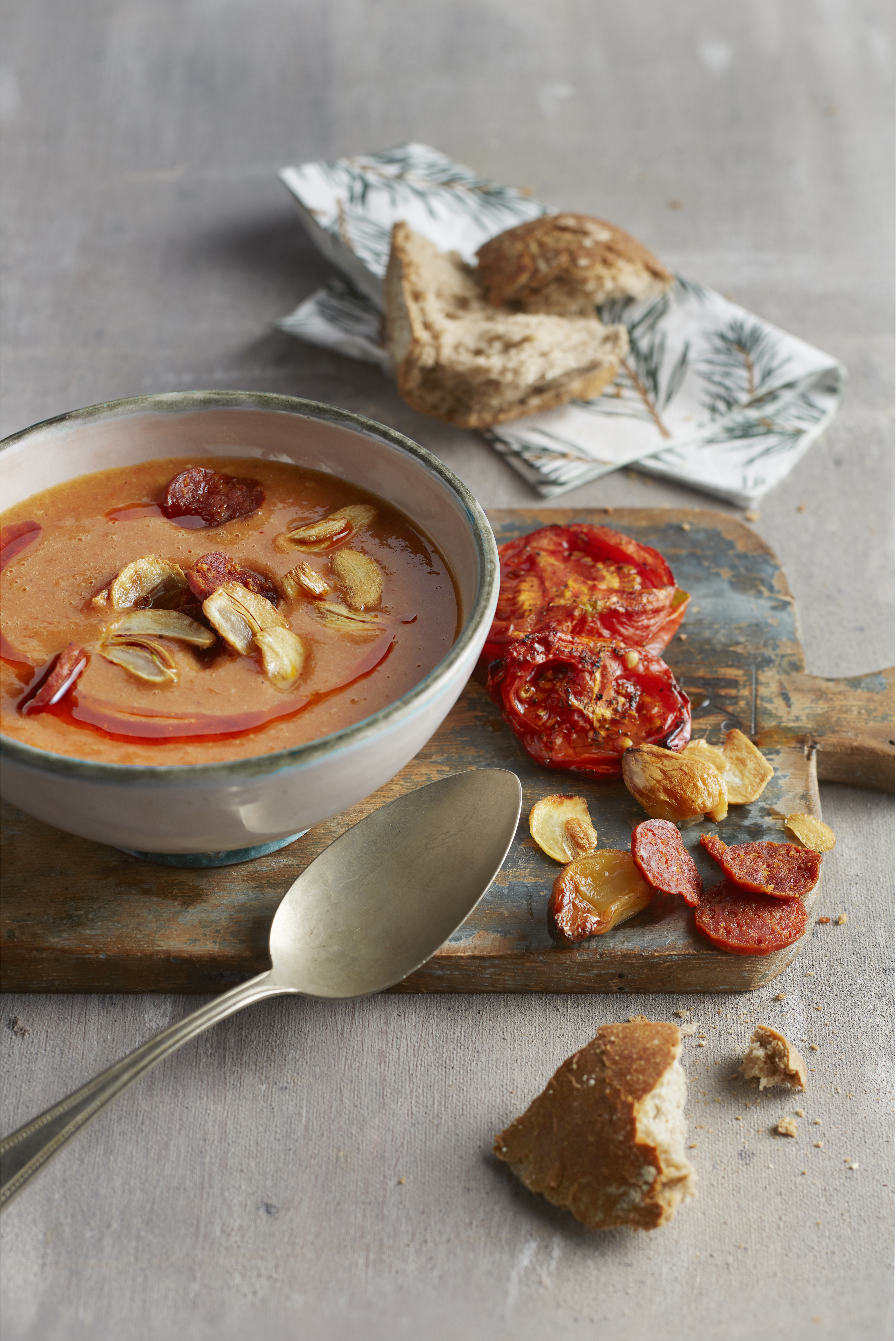 Geroosterde tomaten-knoflooksoep met crispy chorizo