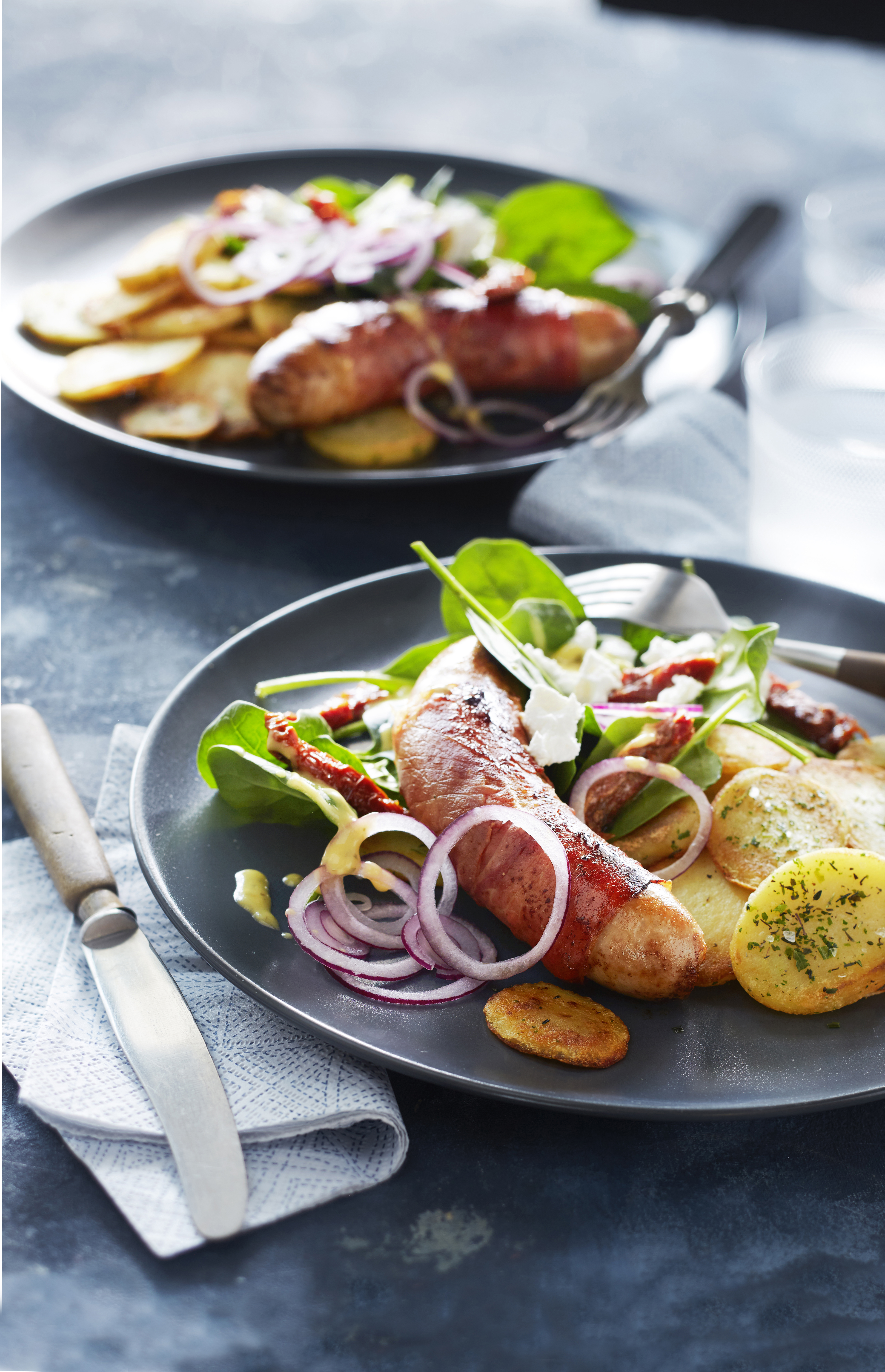 Provençaalse aardappeltjes met hamsaucijsjes en spinaziesalade