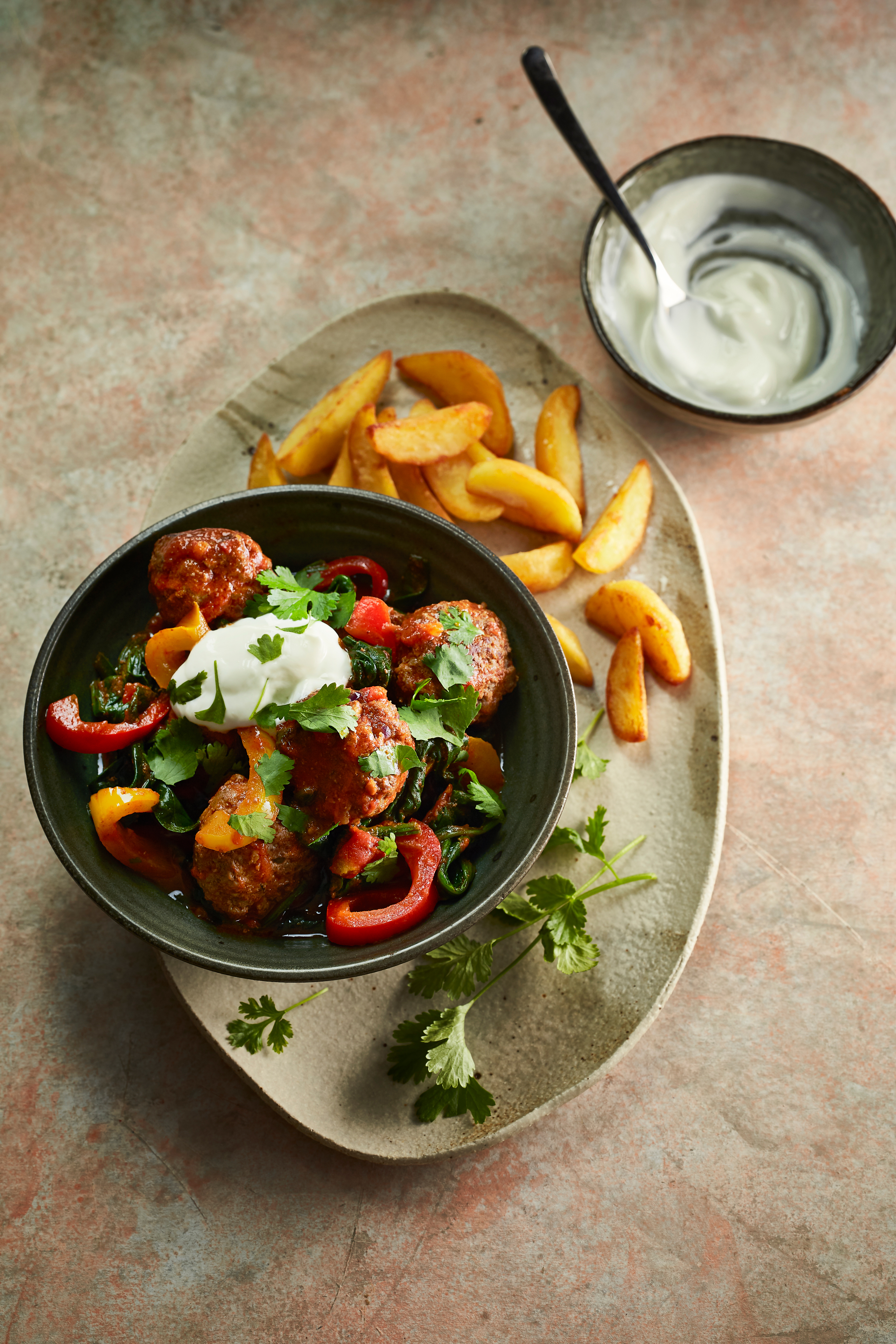 Indiase gehaktballetjes met aardappeltjes, yoghurt en koriander