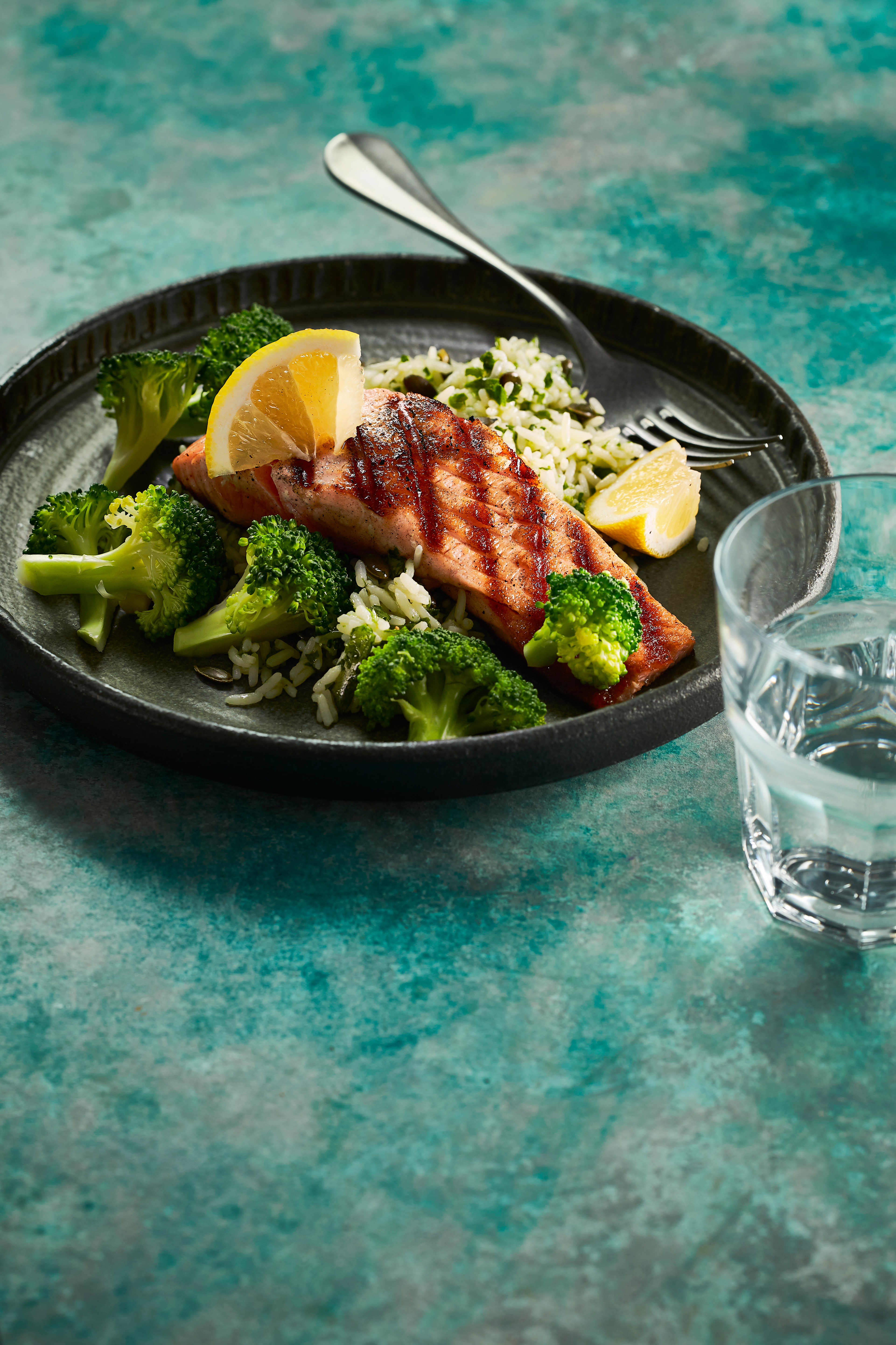 Gegrilde zalm met broccoli en kruidenrijst