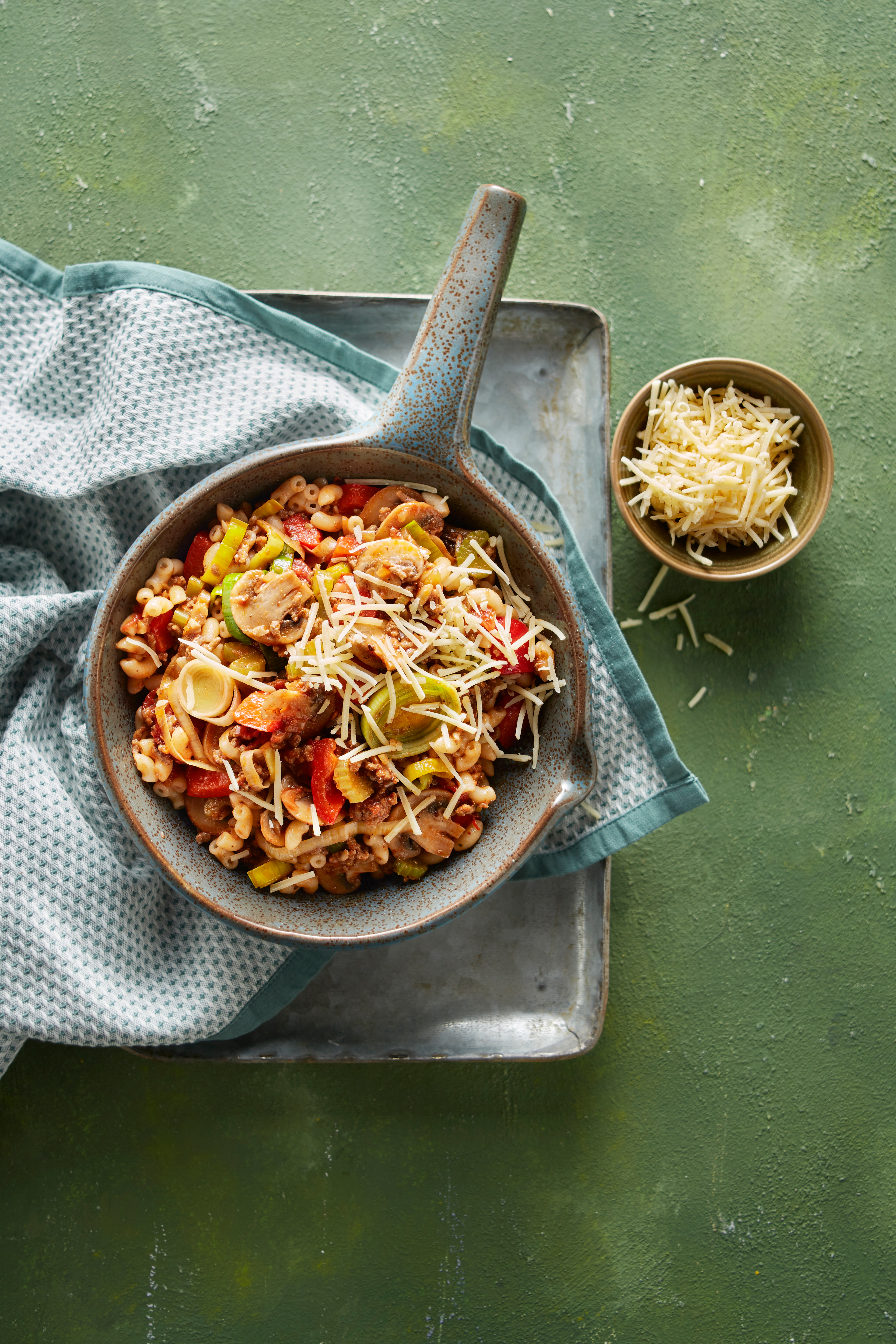 Macaroni met kruidige gehaktsaus