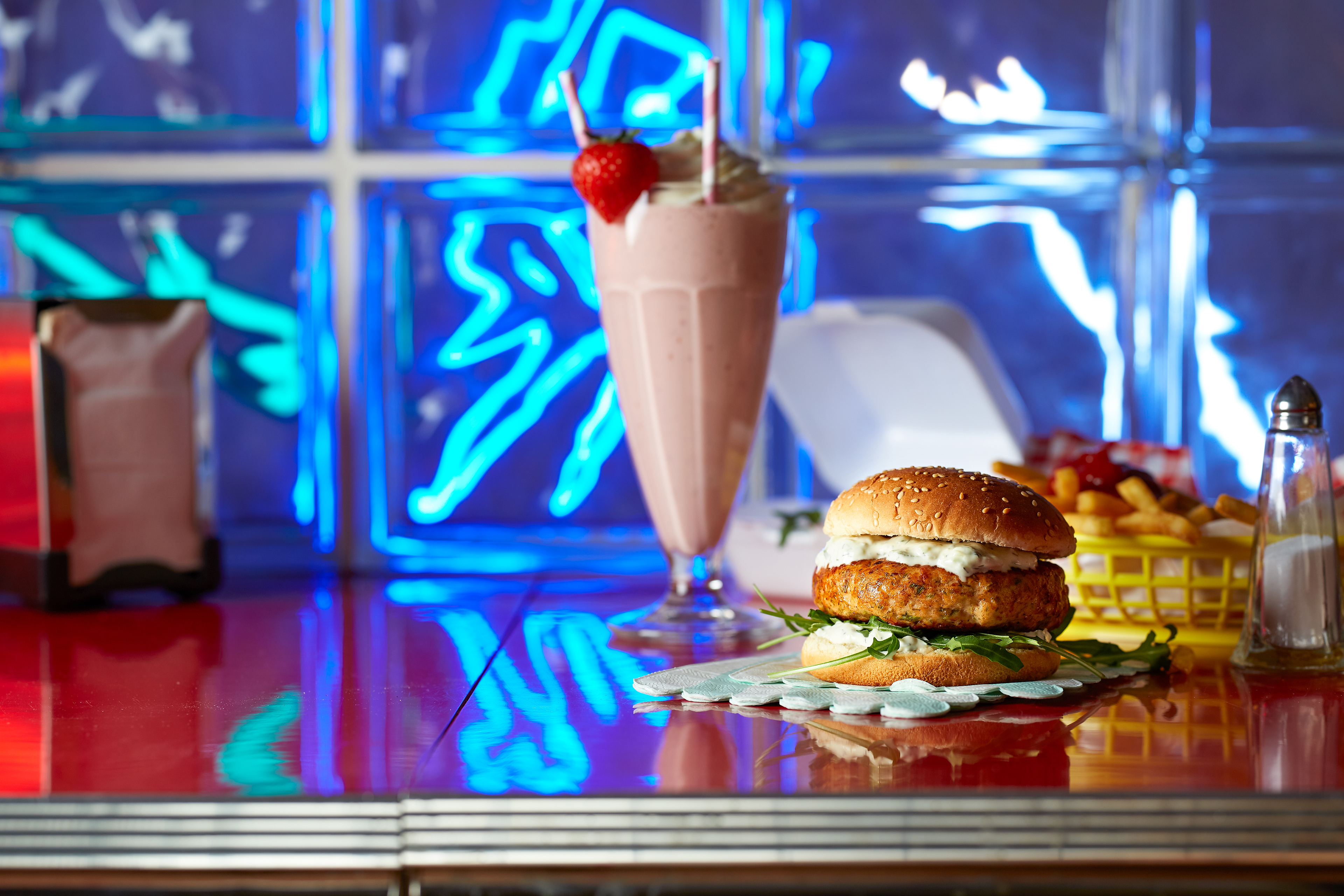 Zalmburger met dille en komkommersalade