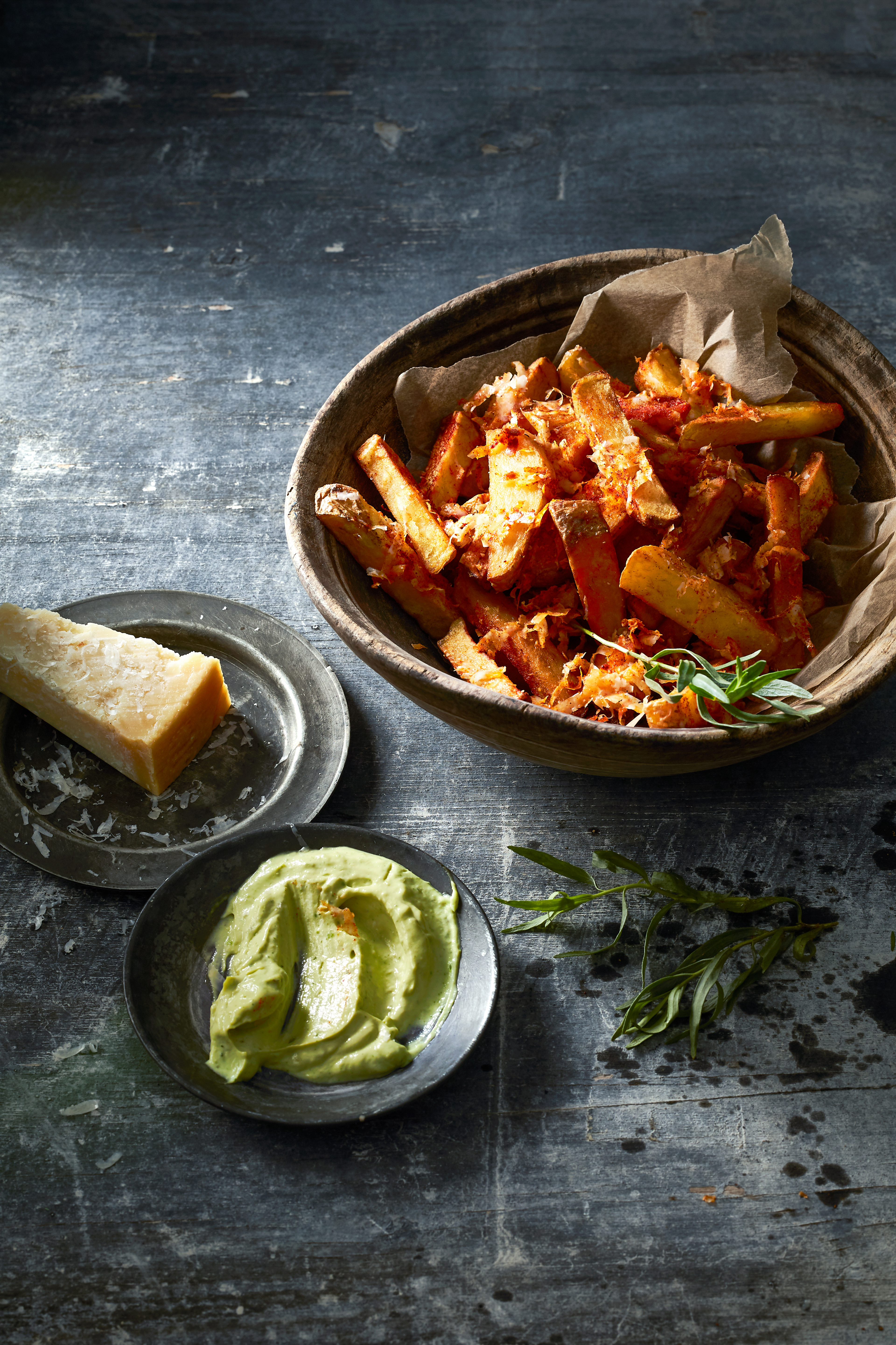 Dikke friet met Parmezaanse kaas en dragon-avocadomayonaise
