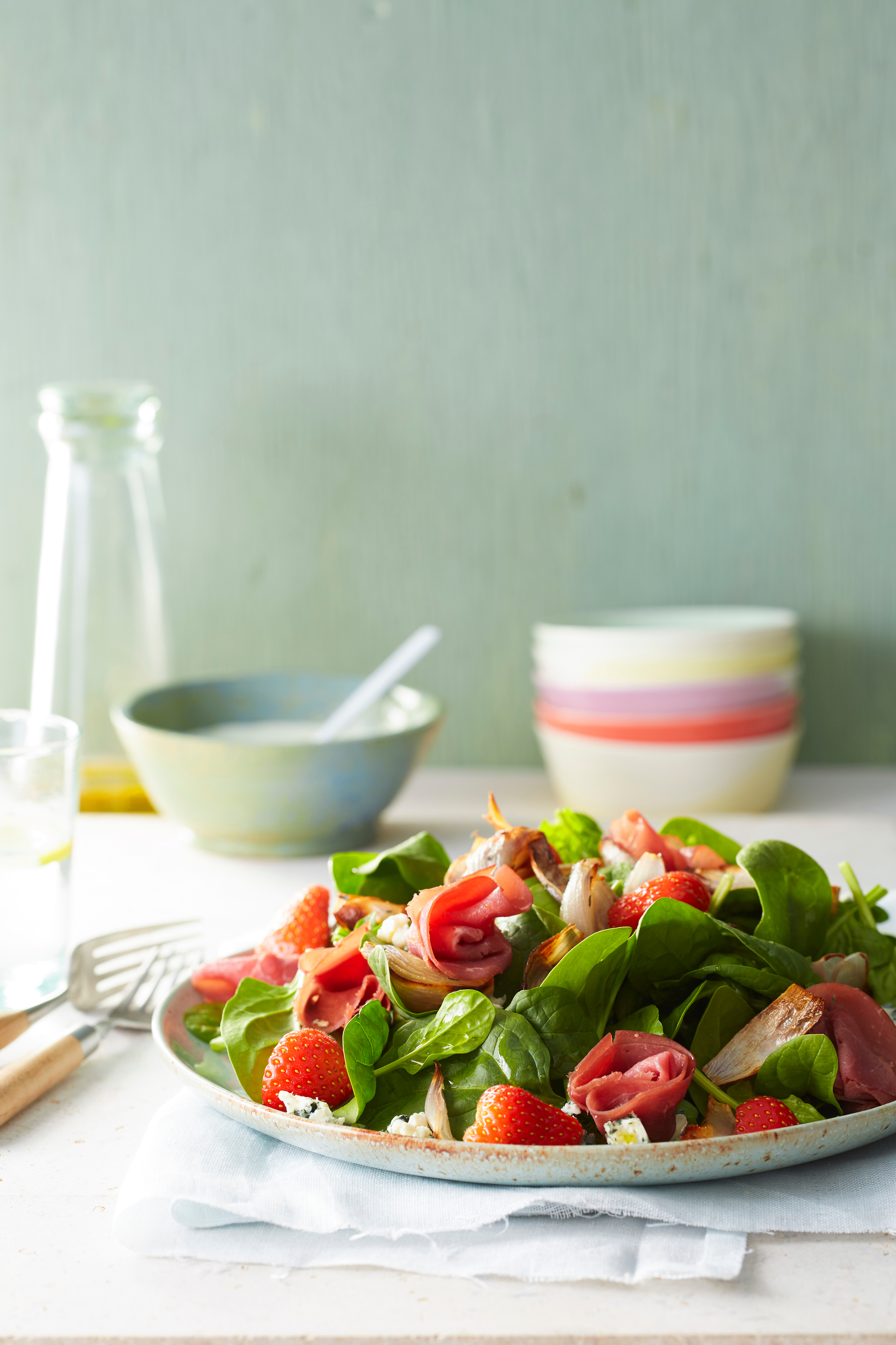 Spinaziesalade met sjalotjes, rookvlees en blauwe kaas