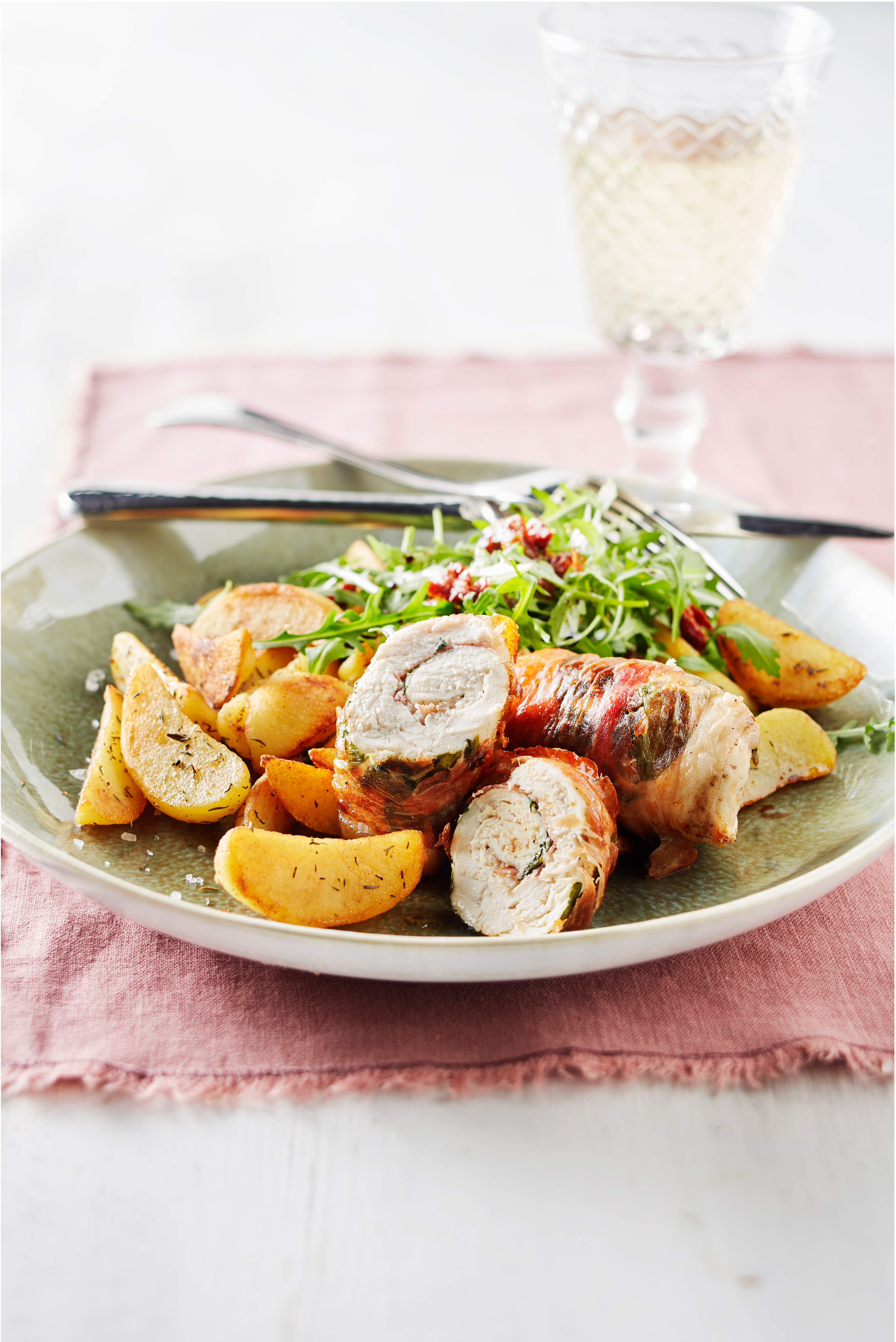 Kipsaltimbocca met aardappeltjes en rucola