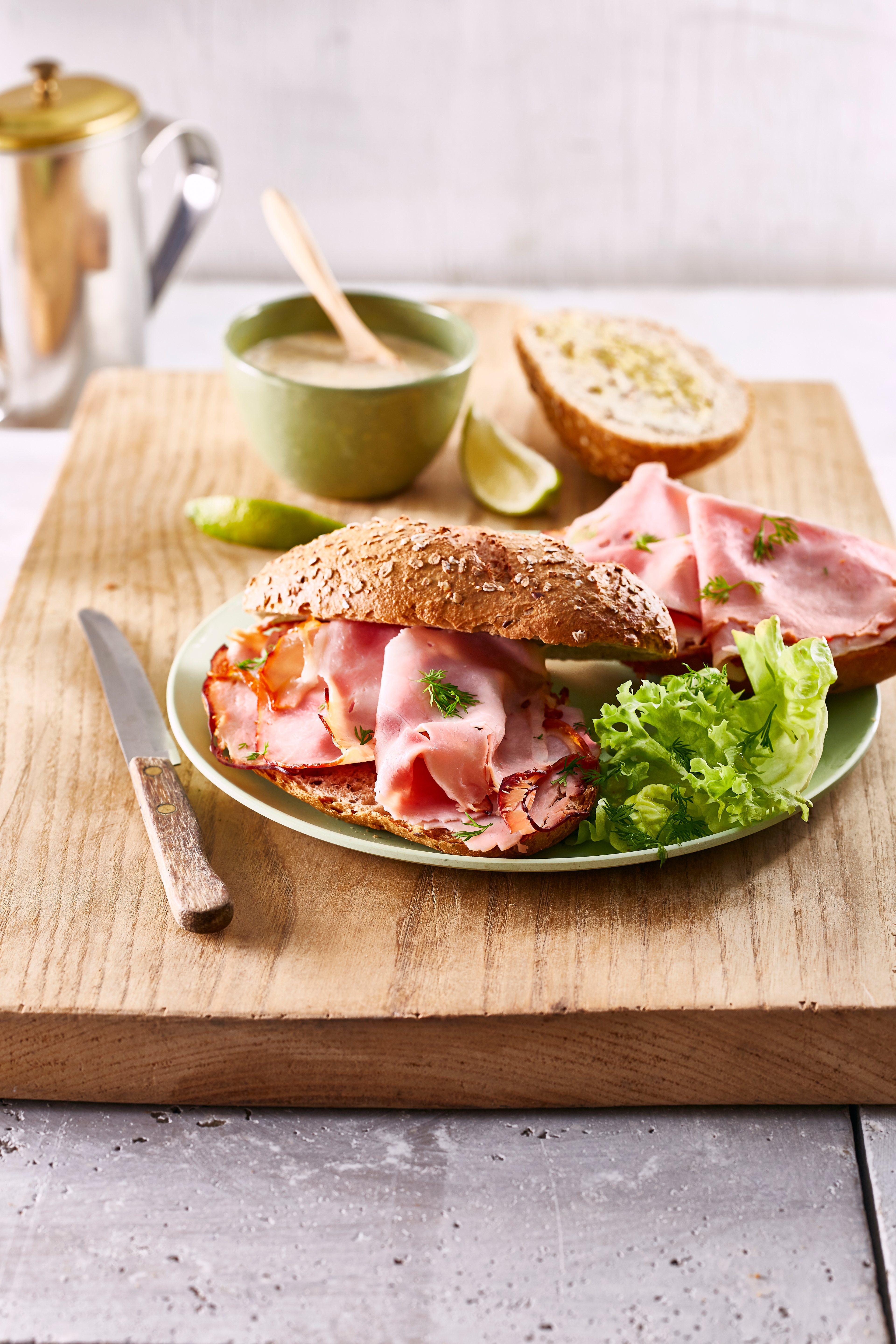 Broodje beenham met honing-mosterdsaus