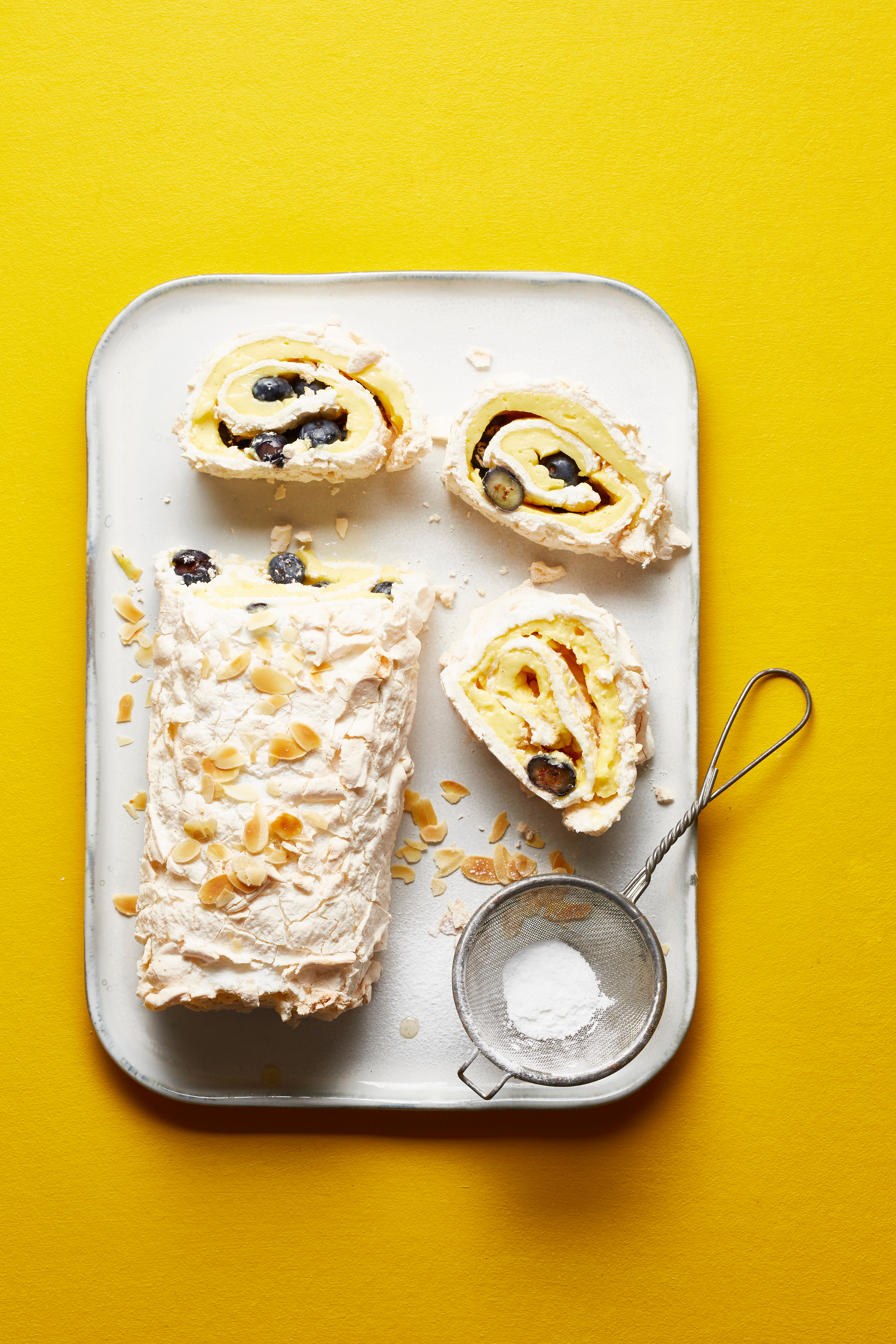 Meringuerol met vanillevulling en blauwe bessen