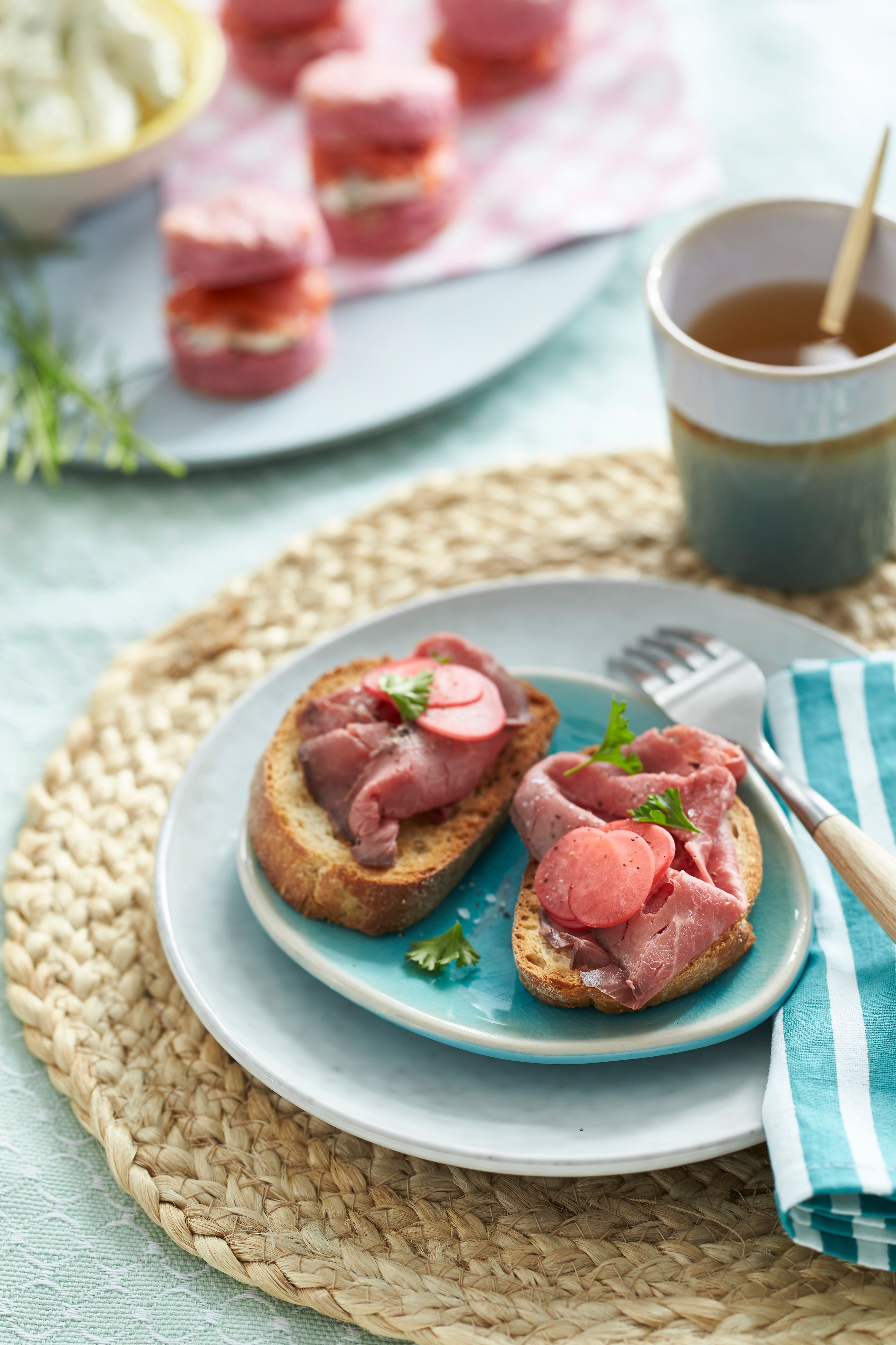 Crostini met rosbief en zoetzure radijsjes