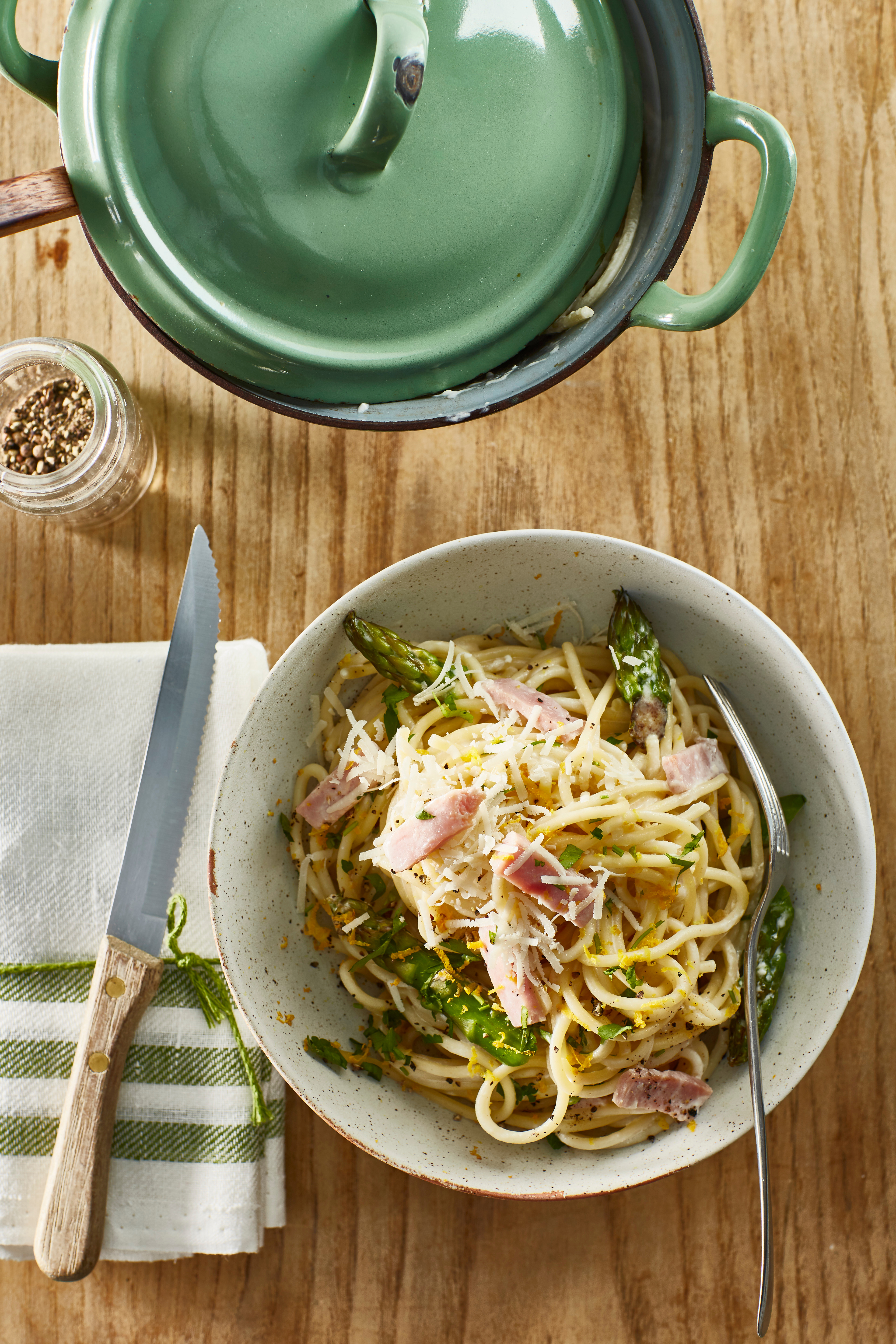 Spaghetti met beenham en groene asperges