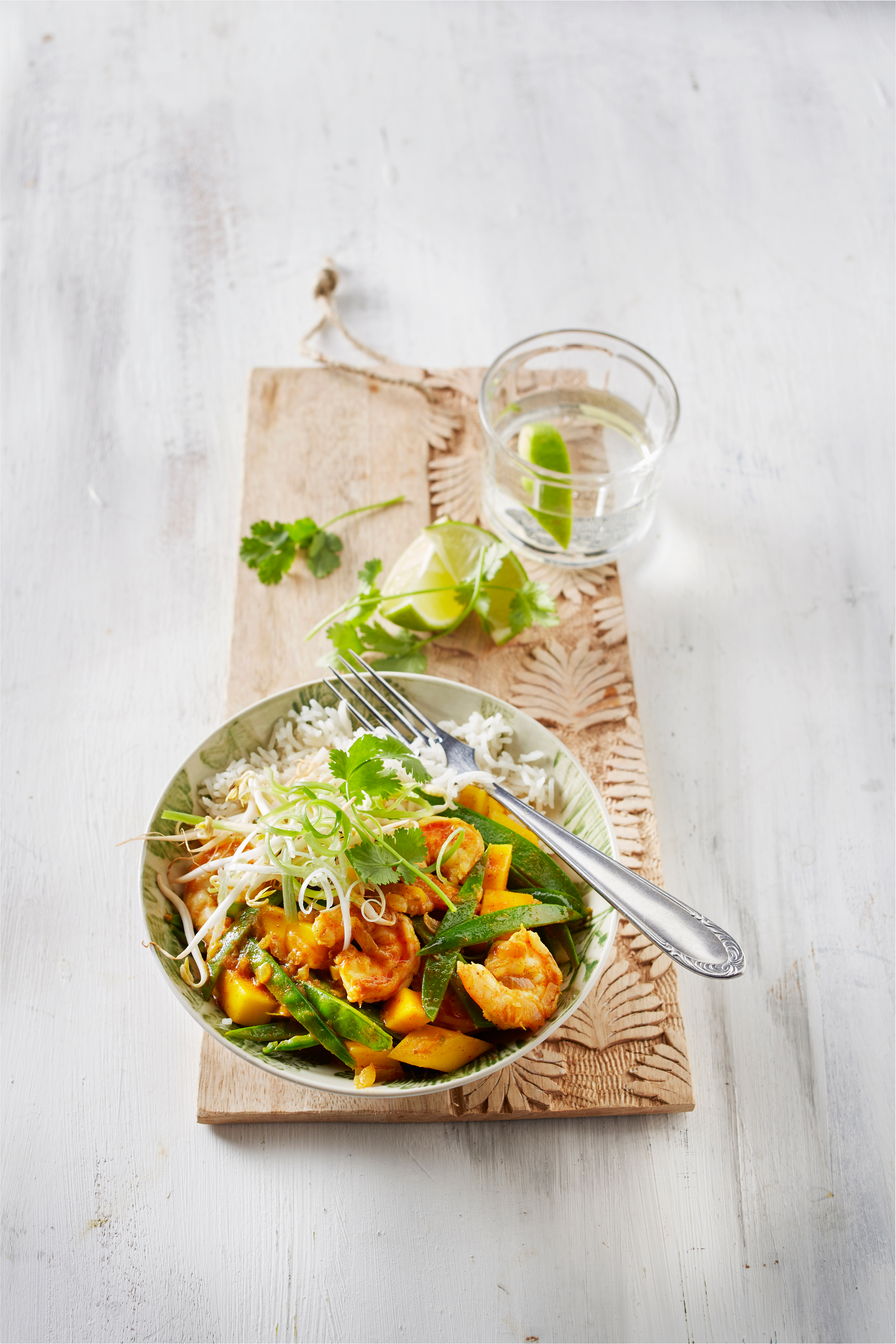 Gele curry met mango en garnalen