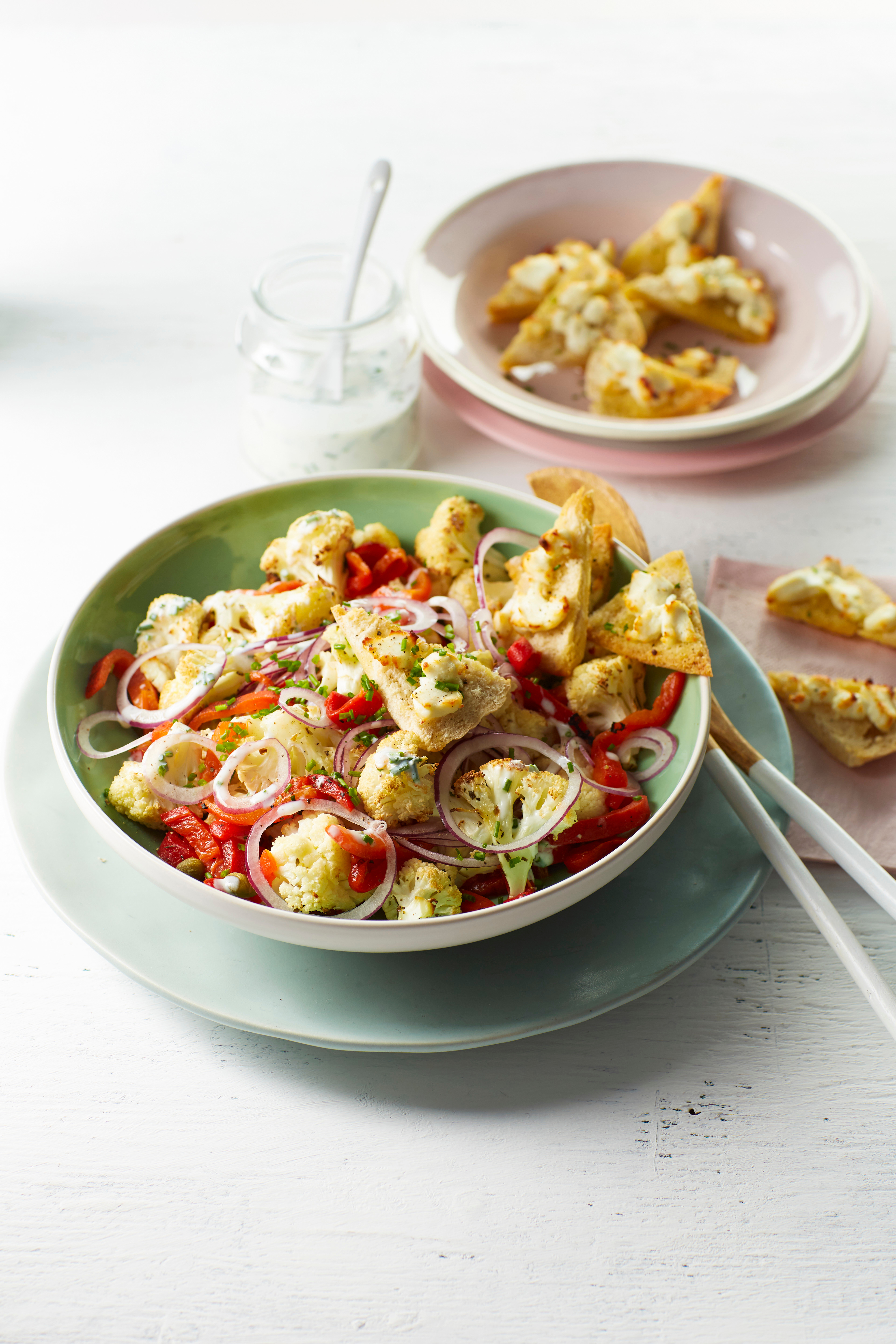 Bloemkoolsalade met geitenkaas en pitapuntjes