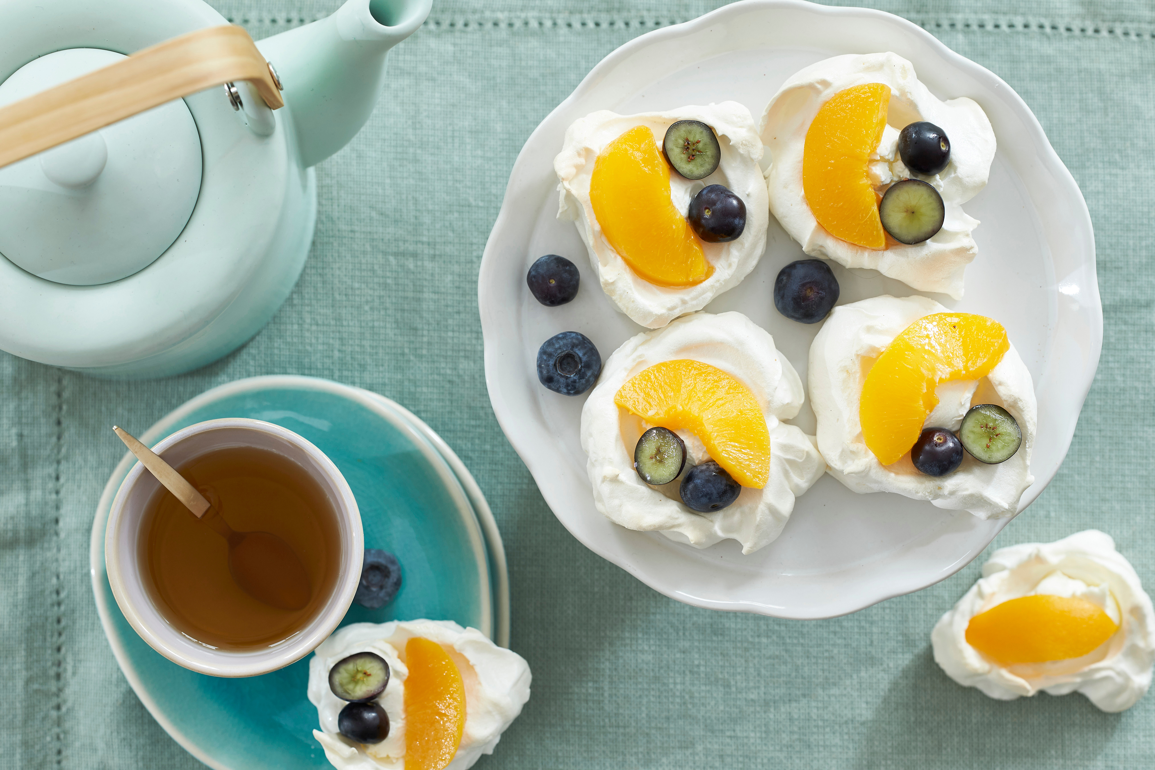 Mini pavlova's met perzik en bessen
