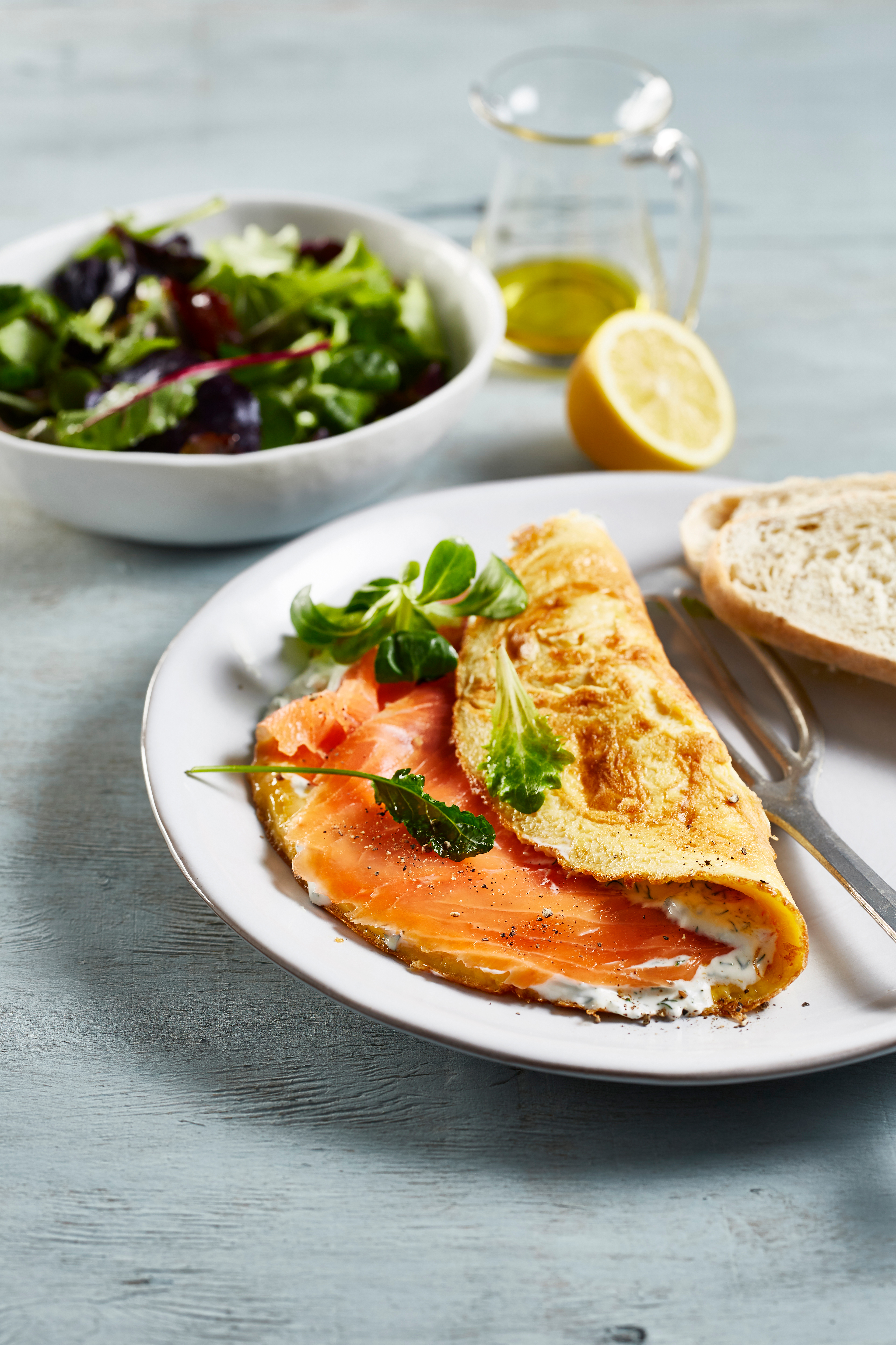 Omelet gevuld met mascarpone en gerookte zalm